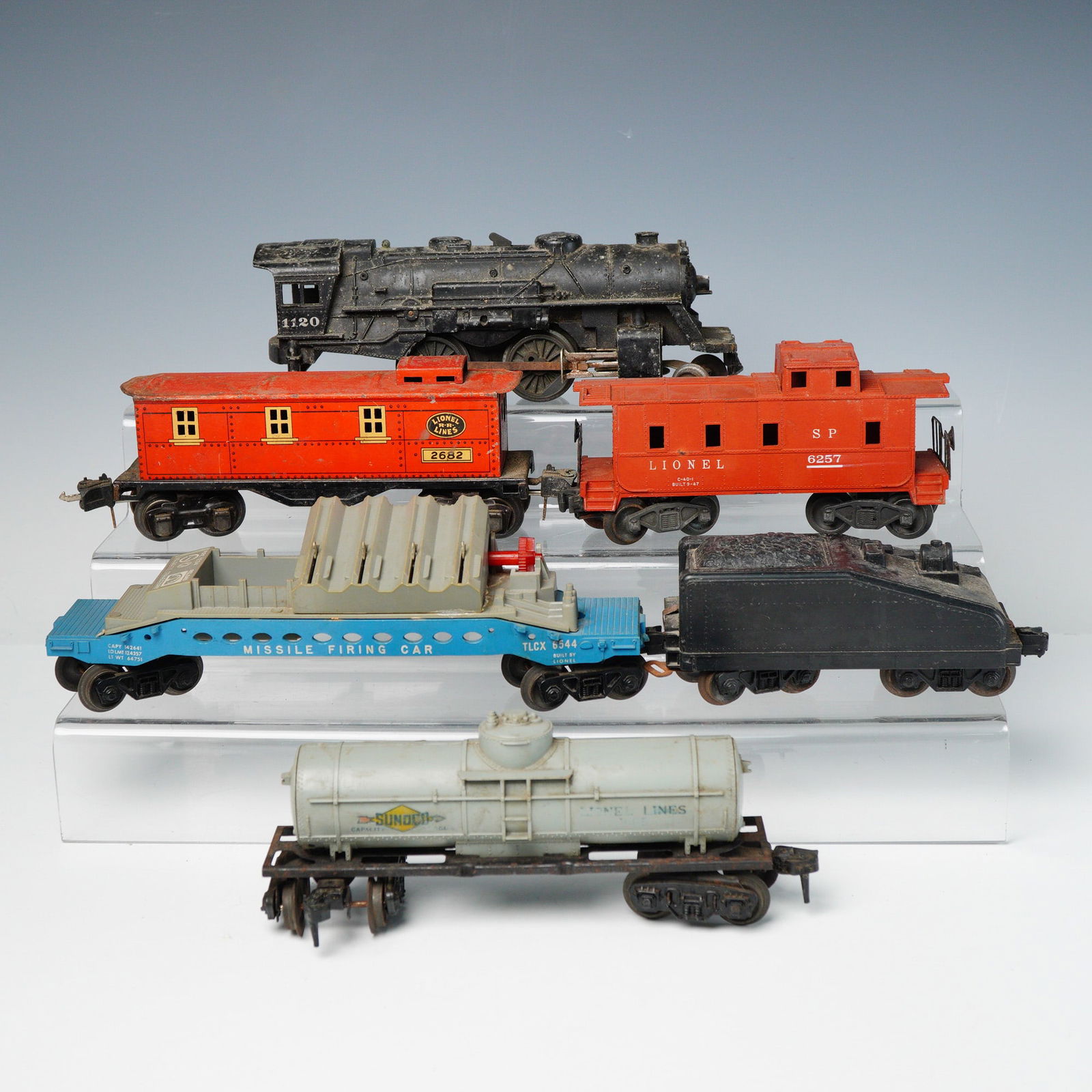 6pc Vintage Lionel O Gauge Model Train Cars and Locomotive (1 of 3)