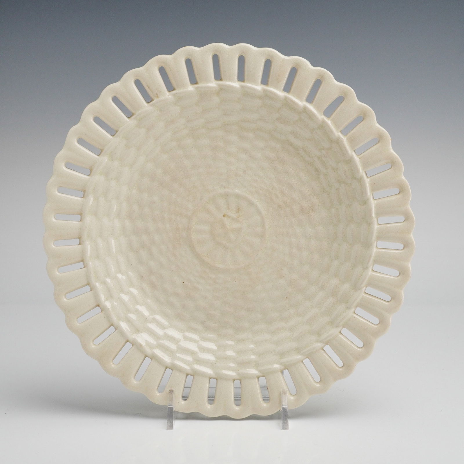 Wedgwood Creamware Queensware Pierced Rim Basketweave Plate: A 19th-century Wedgwood creamware plate, also known as Queensware, featuring a molded basketweave textured center. The wide reticulated border is designed with vertical pierced slits and a scalloped r