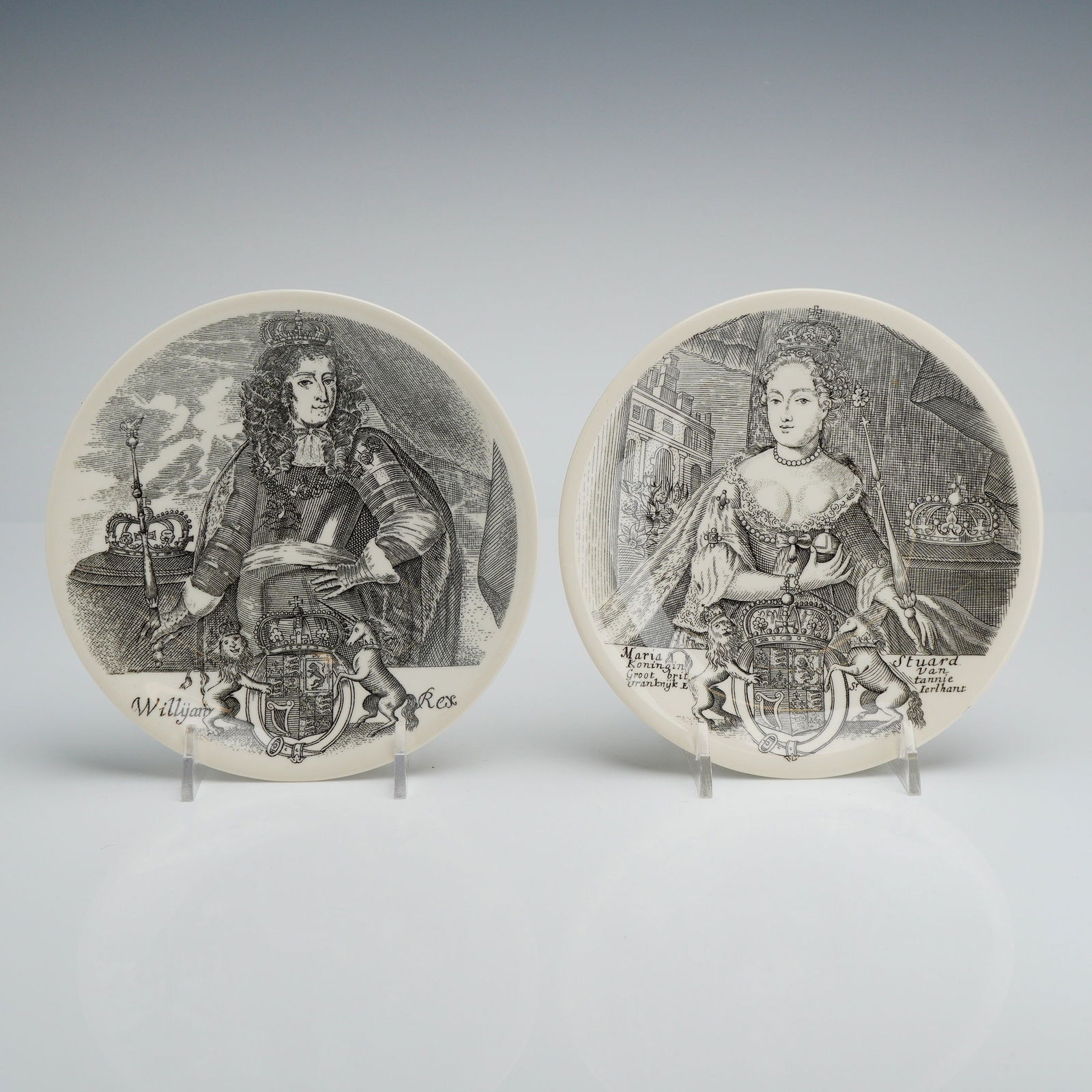 2pc Wedgwood & Barlaston Etruria Williamsburg Comm. Queens Ware Plates: Each plate features a finely detailed black transfer-printed portrait on a white ground. The first depicts King William III (Willyam Rex) in royal regalia with a scepter and the royal coat of arms. Th