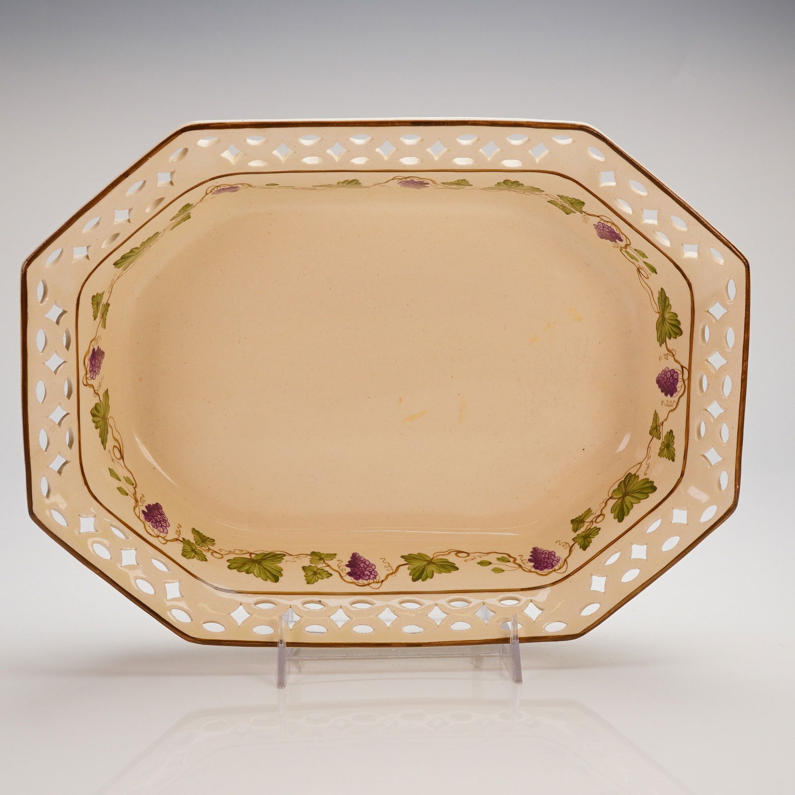 Wedgwood Creamware Reticulated Serving Dish: A single Wedgwood Creamware Serving Bowl, dating to the early 19th century. The octagonal, shallow earthenware dish features a wide, reticulated border composed of geometric piercing above the main we