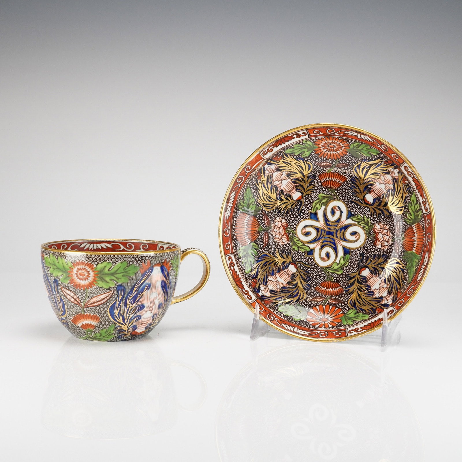 Wedgwood Imari Chrysanthemum Pattern Porcelain Cup and Saucer: A pair of English porcelain teacup and saucer, attributed to Wedgwood and decorated in the popular Imari-style Chrysanthemum pattern, dating to the Regency period (circa 1815). The Wedgwood Creamware