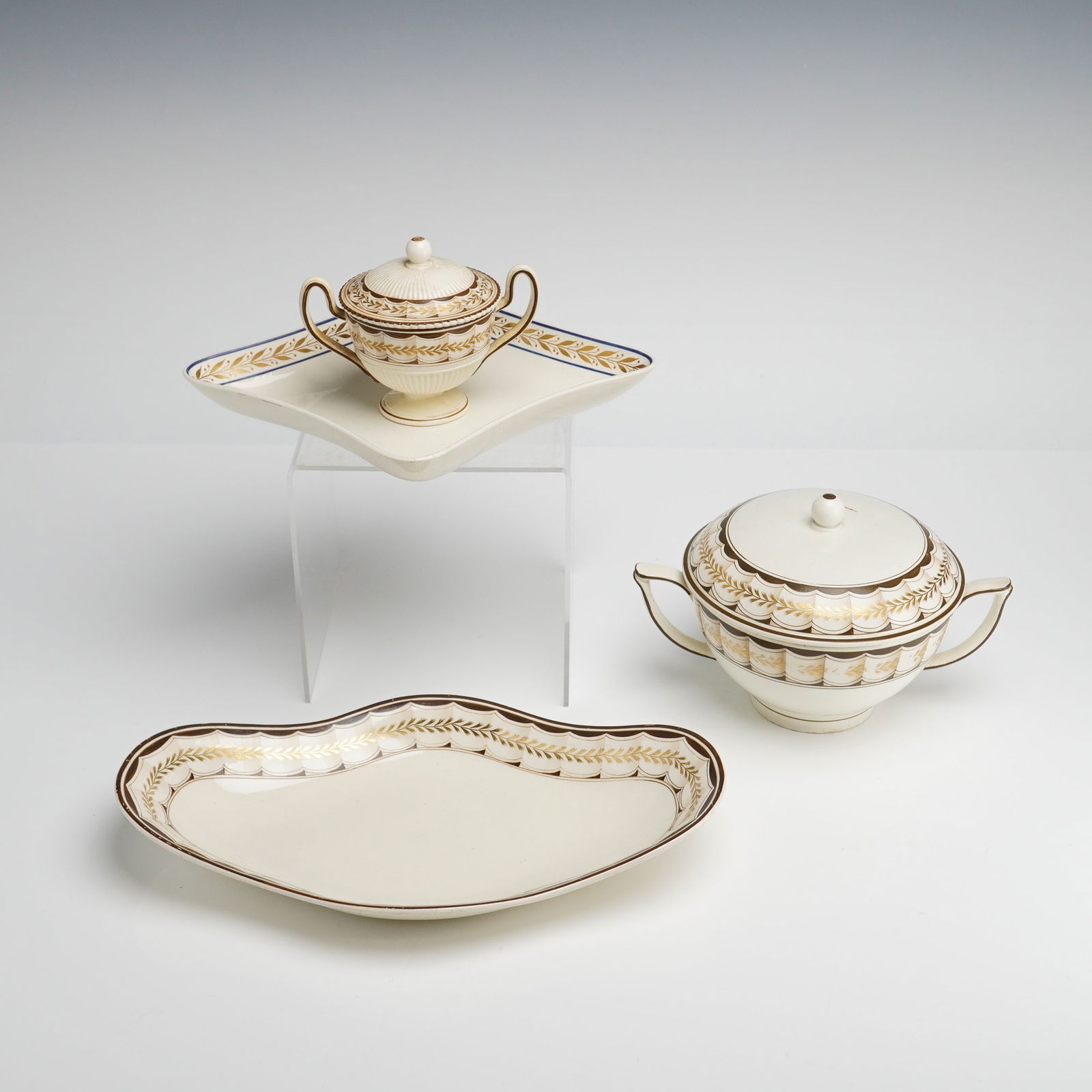 4pc Wedgwood Renaissance Gold Pattern Sugar Bowls and Serving Trays: A 4pc collection of Wedgwood ceramic tableware in the Renaissance Gold pattern. The group includes two two-handled covered sugar bowls of varying sizes, an oval platter with a scalloped edge, and a sq