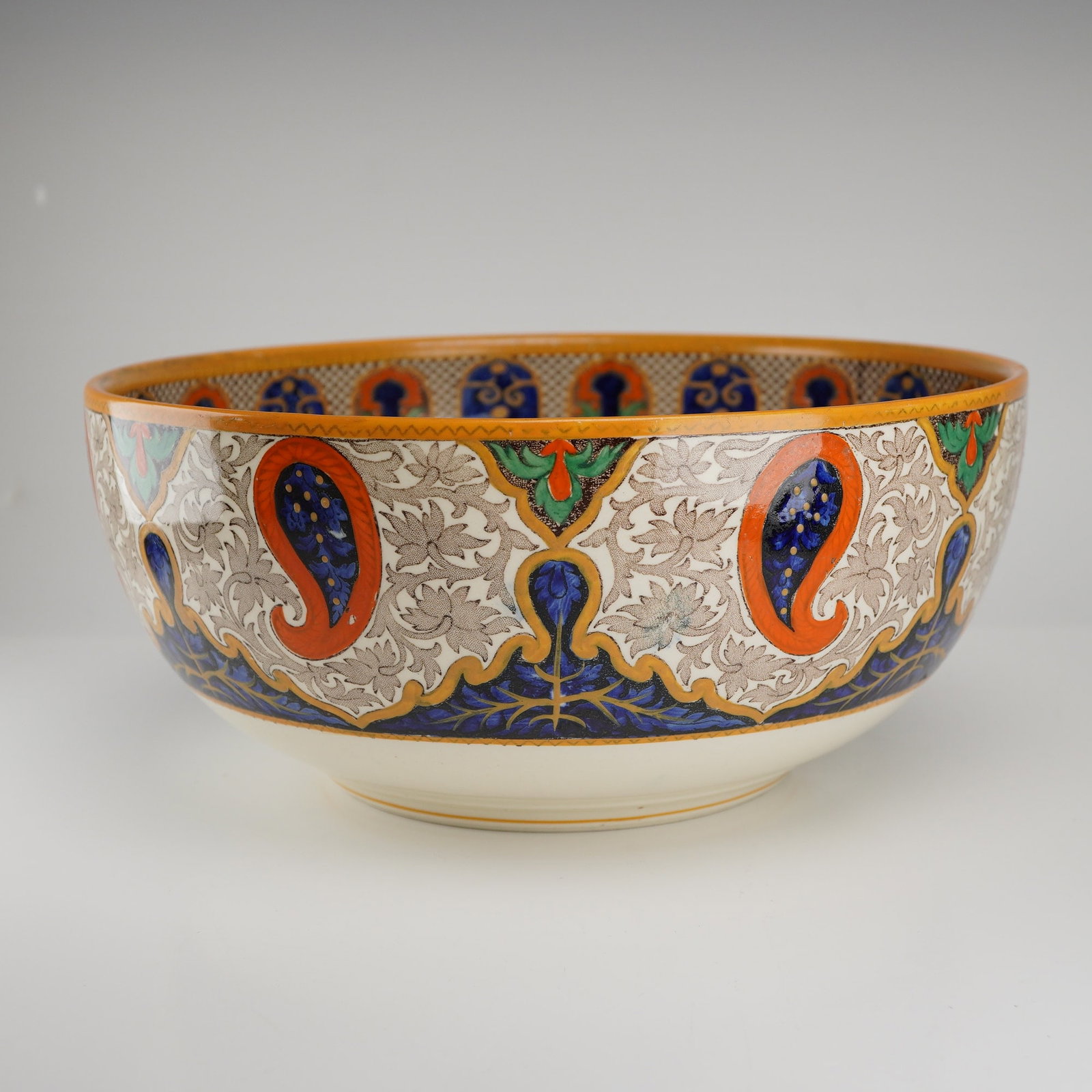 Wedgwood Indian Pattern Fine Earthenware Centerpiece Bowl: A large Wedgwood fine earthenware Queen's Ware centerpiece bowl decorated in the Indian pattern, dating to the late 19th or early 20th century. This Aesthetic Movement piece features a sophisticated t