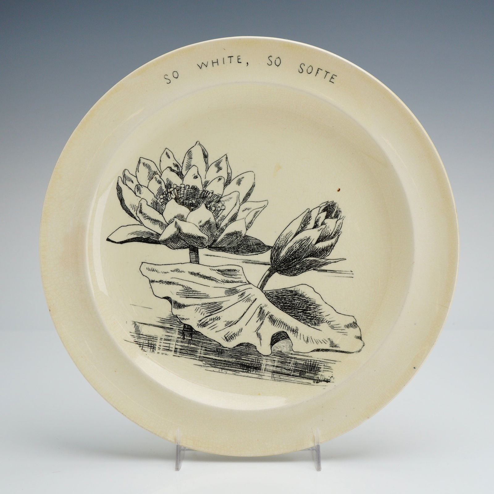 Wedgwood Mottoes from Chaucer Plate: A fine late 19th-century cream-colored earthenware plate produced by Wedgwood, England. This piece is part of the celebrated "Mottoes from Chaucer" series. The well of the plate features a central bla