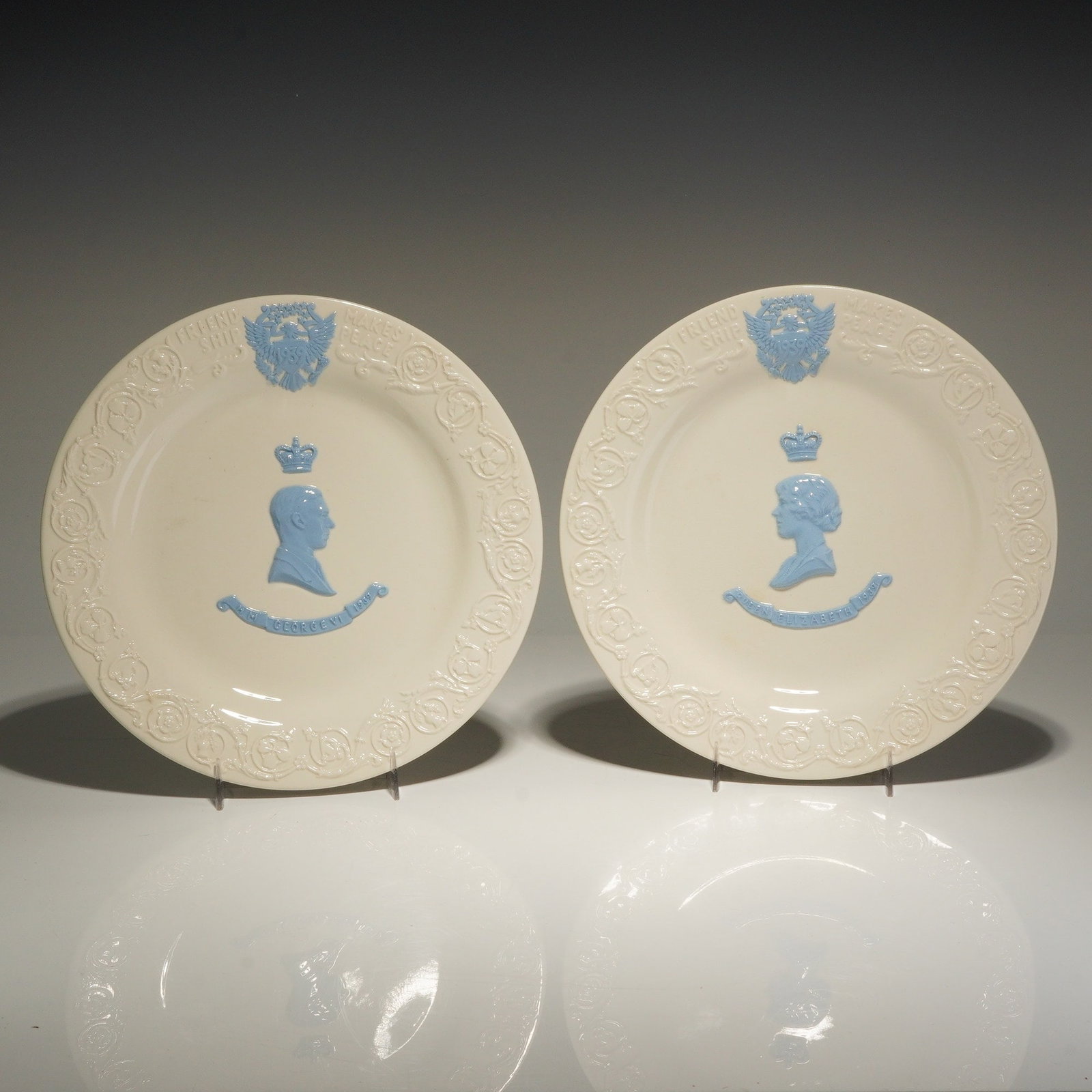 Pair of Wedgwood Plates 1939 British Sovereigns Visit United States: A pair of Wedgwood for W.H. Plummer & Co. plates commemorating the first visit of British reigning sovereigns to these United States in 1939. This 2pc set of creamware plates features light blue Jaspe
