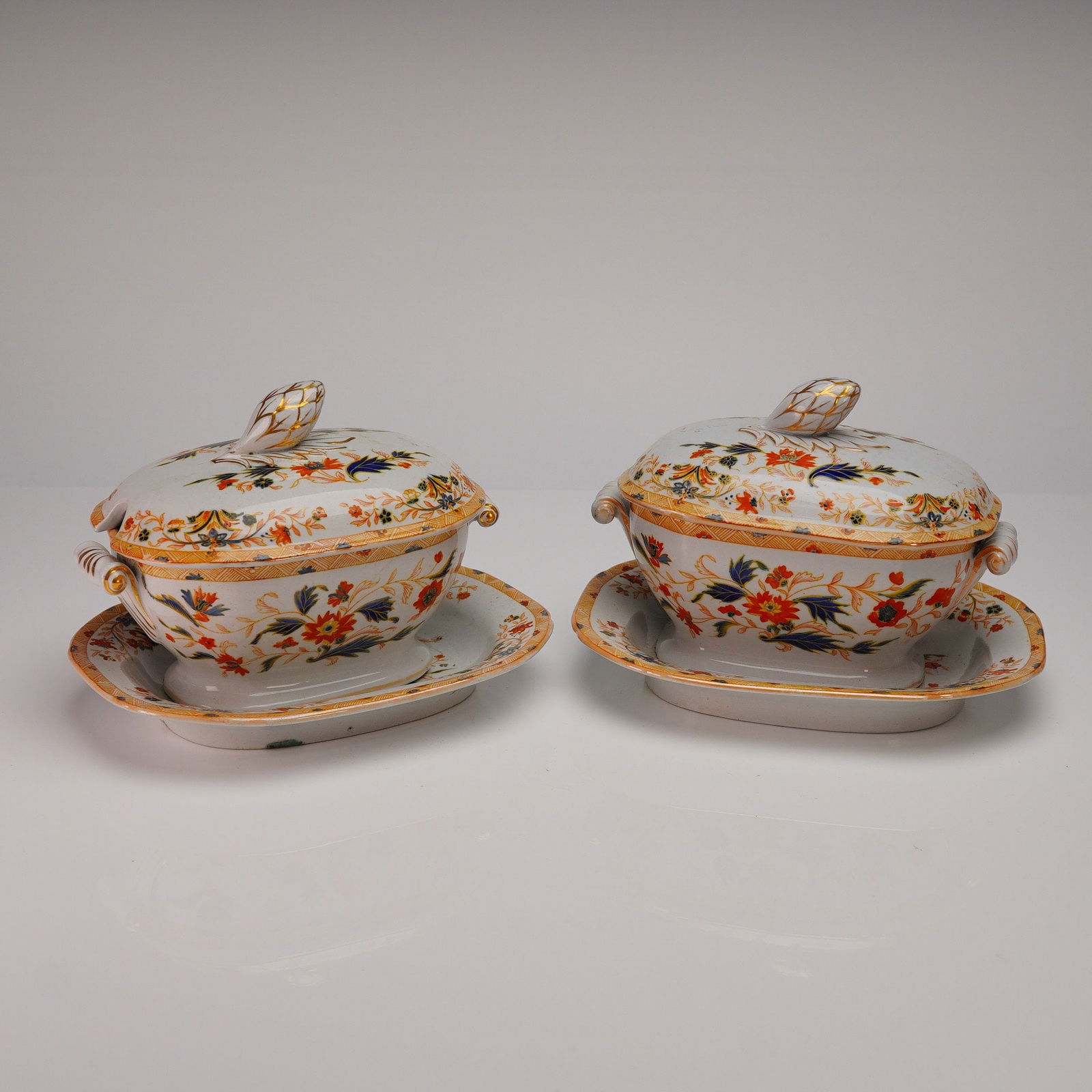 2 Wedgwood's Stone China Sauce Tureens with Underplates: A collection of two individual pieces of 19th-century Wedgwood's Stone China tureens and underplates. The set comprises of two tureens with lids and matching underplates. The stoneware is decorated in