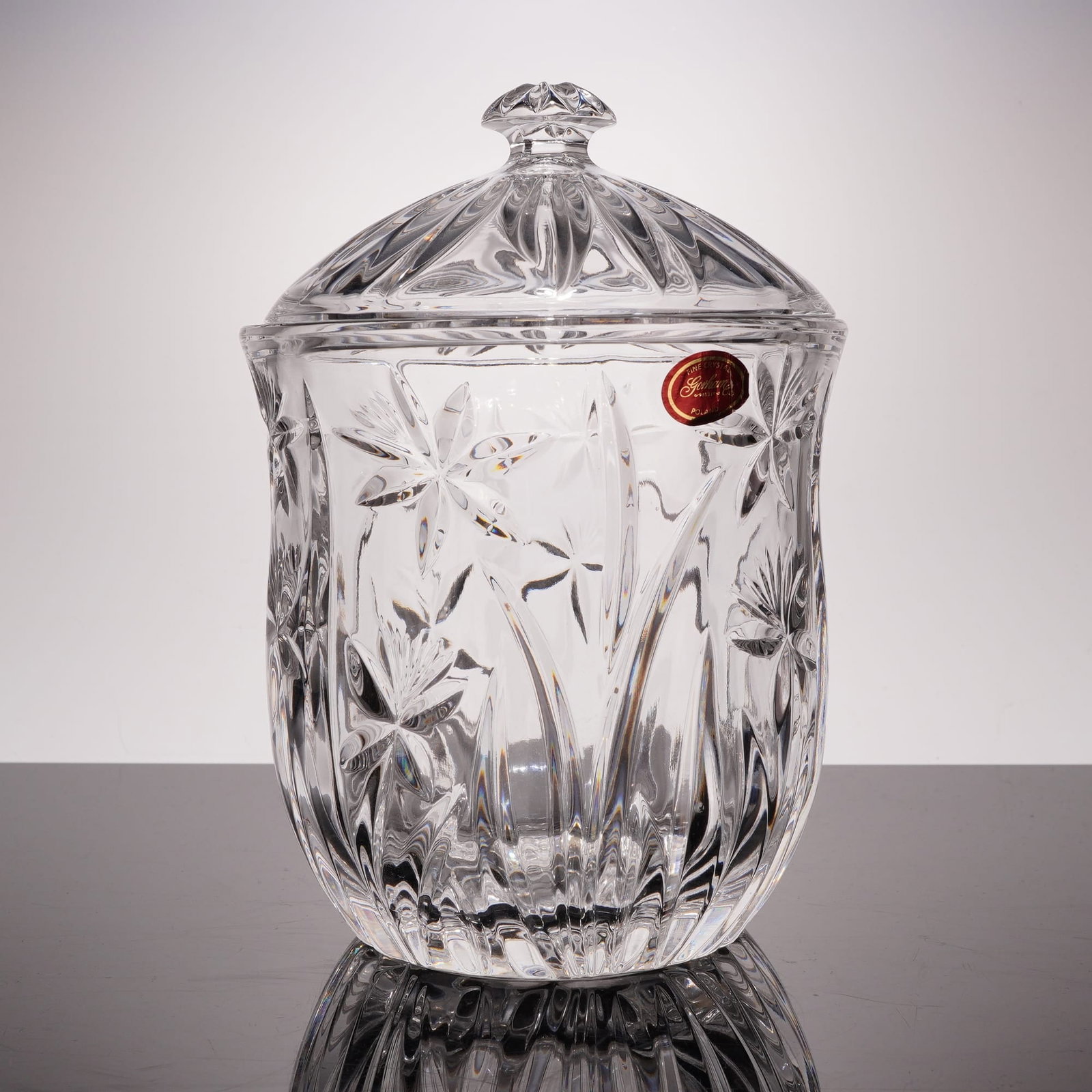 Gorham Star Blossom Crystal Biscuit Jar with Lid: This fine lead crystal biscuit jar or confectionery barrel is presented in the Star Blossom pattern, attributed to Gorham. The vessel features a sophisticated cut-glass design consisting of stylized m