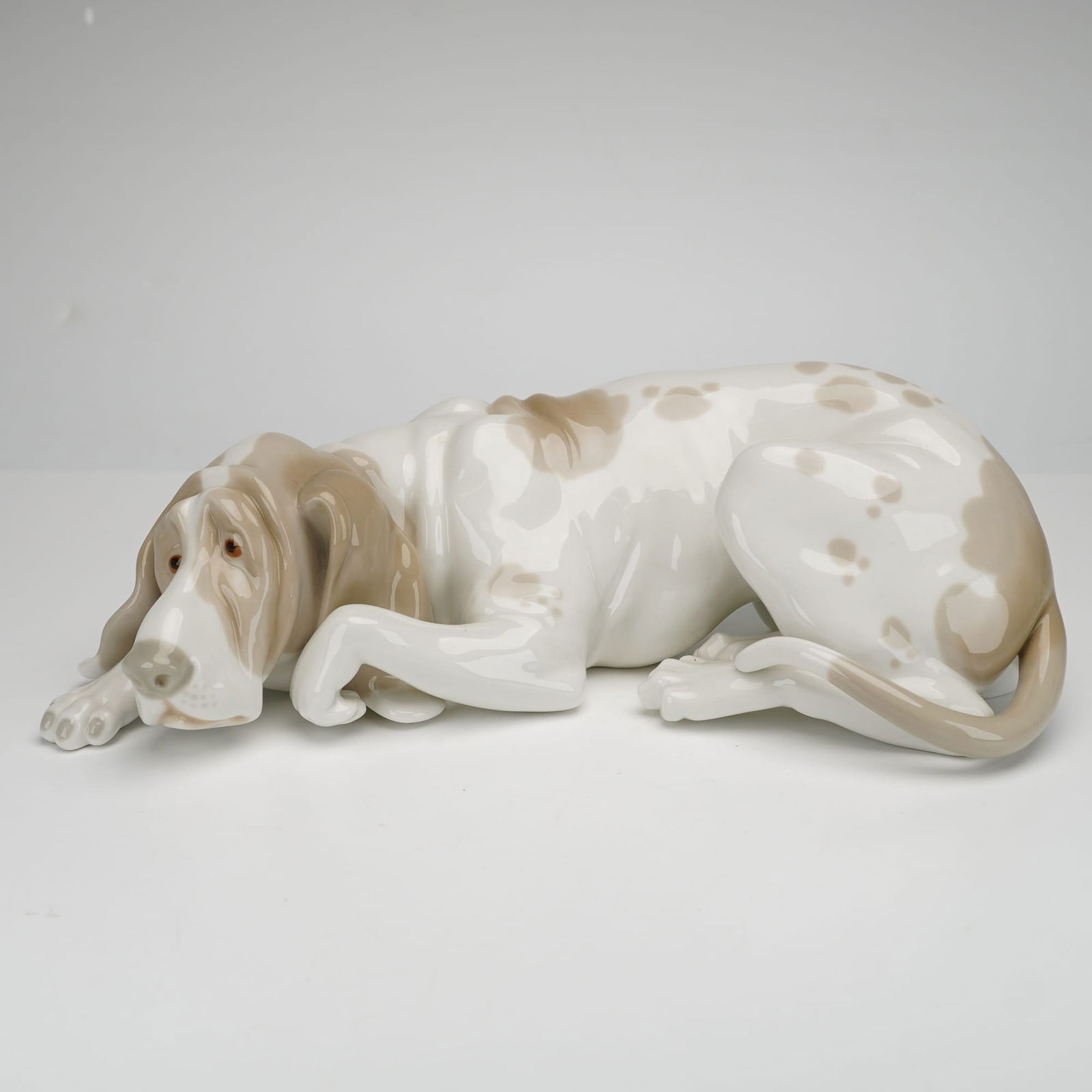 Lladró Porcelain Figurine, Old Dog 1001067: A vintage Lladró porcelain figurine titled Old Dog, model number 1001067, also identified by the incised model number 1067. Sculpted by Vicente Martínez and issued between 1969 and 1985, the piece d