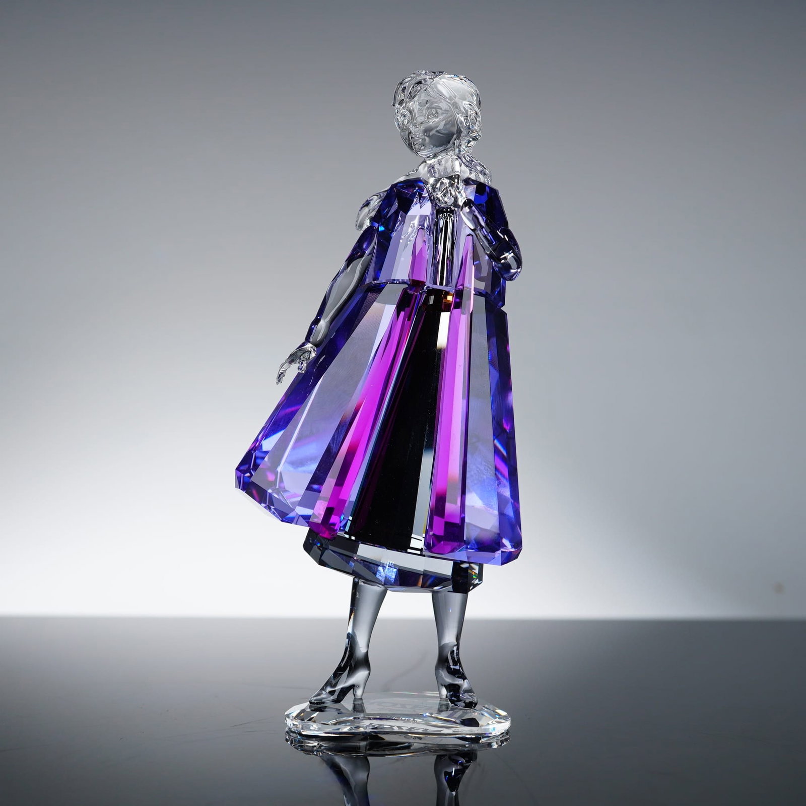 Swarovski Disney Frozen II Anna Figurine, Model 5492736: A finely crafted Swarovski crystal figurine depicting the character Anna from Disney’s Frozen II. This piece is part of the Swarovski Disney collection and features the character in her signature tr