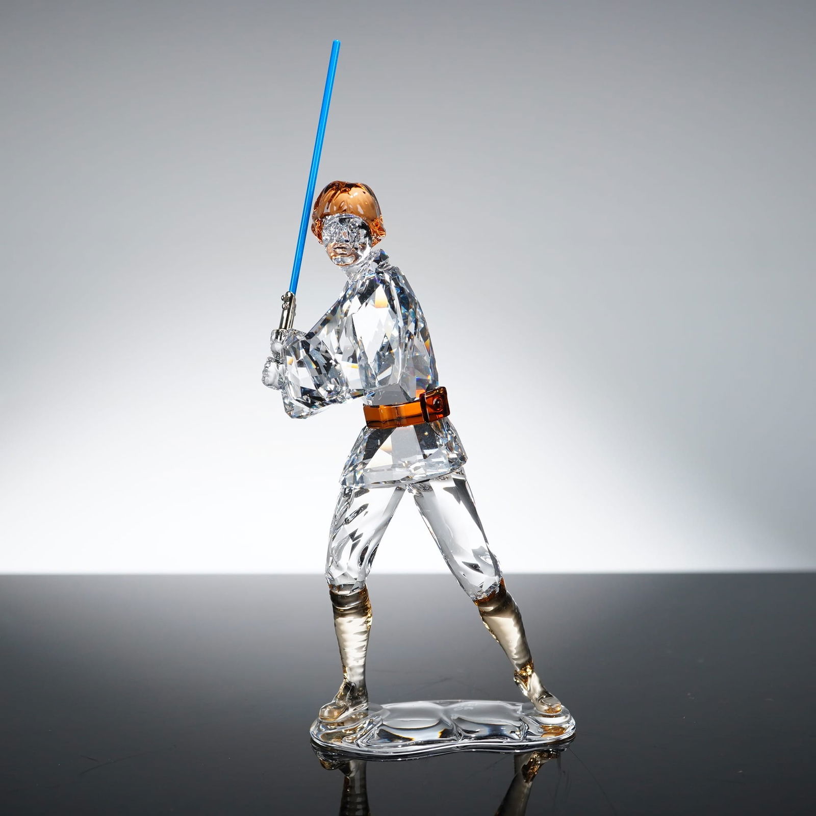 Swarovski Star Wars Luke Skywalker Crystal Figurine 5705327, 5.5 Inches: This Swarovski crystal figurine, model number 5705327, depicts the character Luke Skywalker as seen in Star Wars: A New Hope. The piece is masterfully crafted from faceted crystal featuring 411 precis