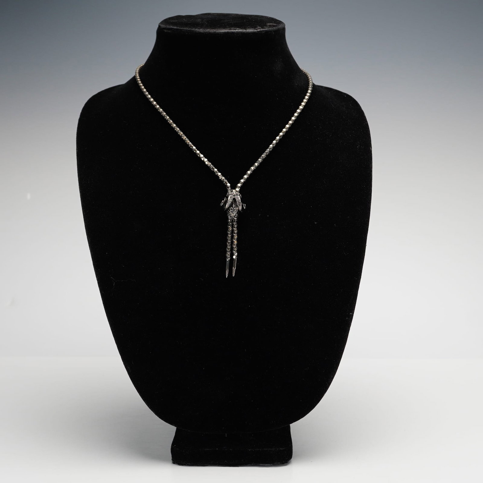 Vintage Ram Head 950 Silver Bolo Tie Necklace: This silver-toned necklace with ram head feature is a bolo-style design. The necklace is composed of a hexagonal-link mesh chain with a central cast metal ram head. The ram head is detailed with textu