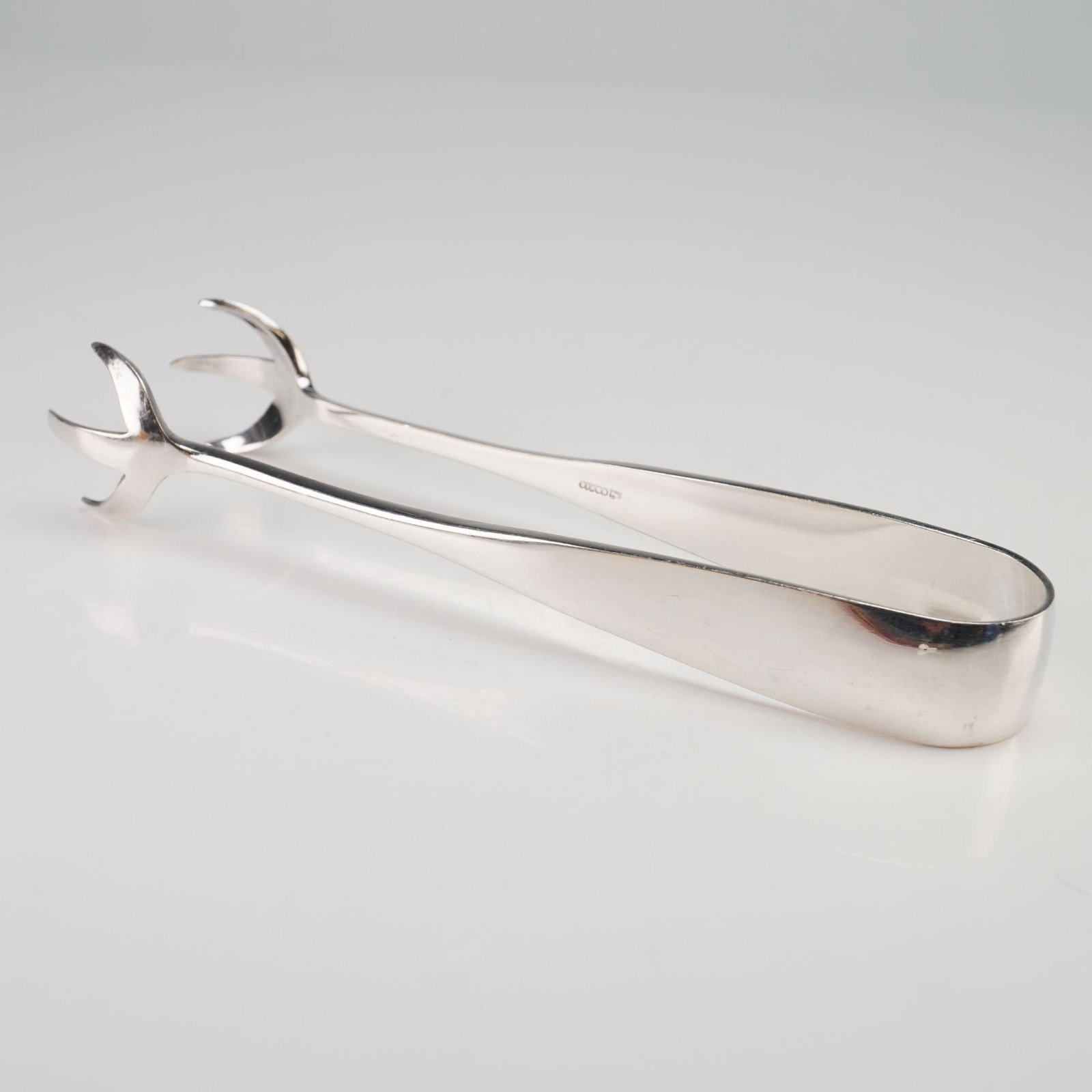 James Dixon & Sons Victorian Sterling Silver Claw Sugar Tongs, 1898: A pair of Victorian sterling silver sugar tongs by the prominent silversmithing firm James Dixon & Sons. This pair is designed in the "bird's claw" or "eagle claw" style, featuring three-toed nips and
