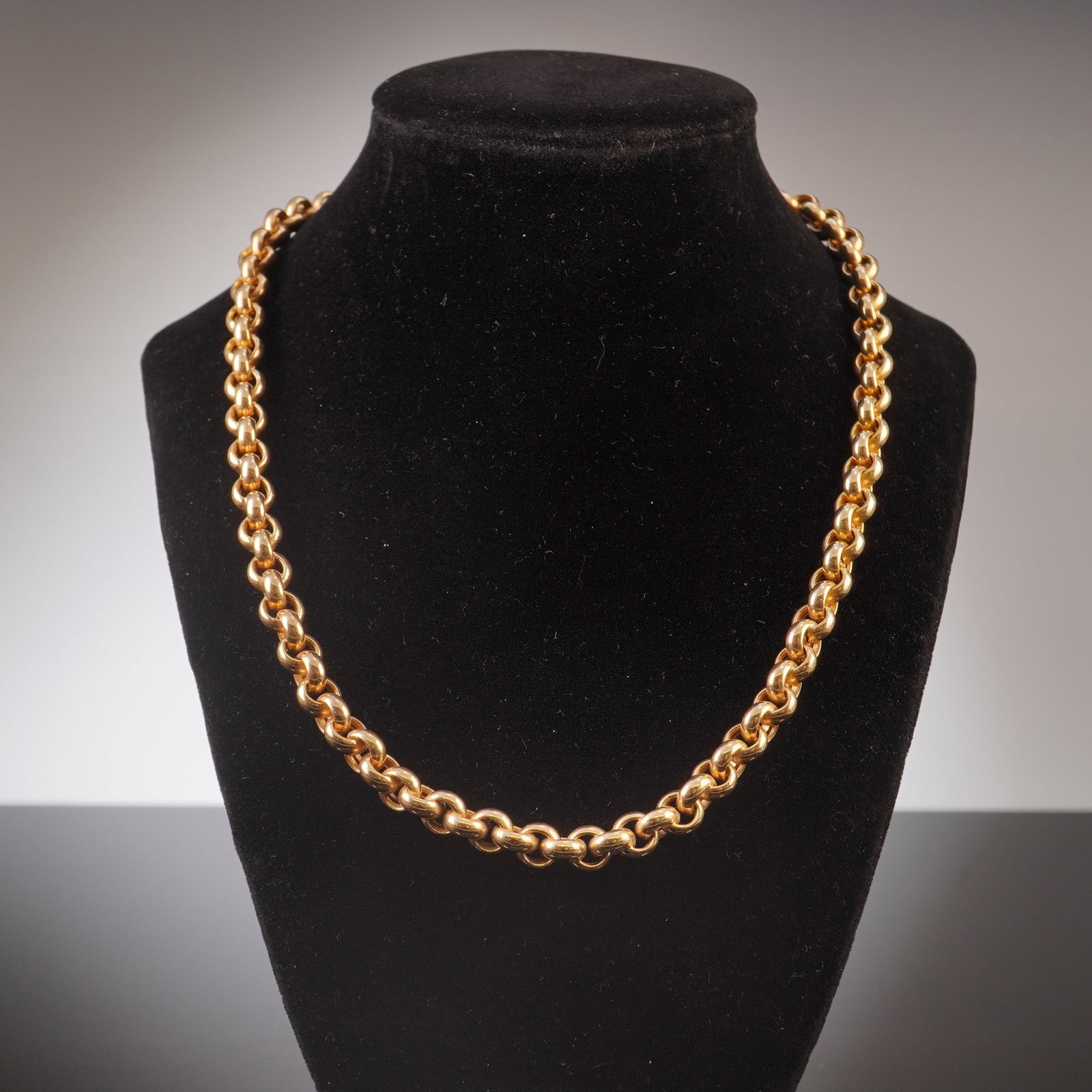 Italian 18K Gold Link Chain Necklace: A yellow gold chain necklace crafted from interlocking links, featuring a toggle clasp marked 18KT Italy. Dimensions20"L Weight41.6g