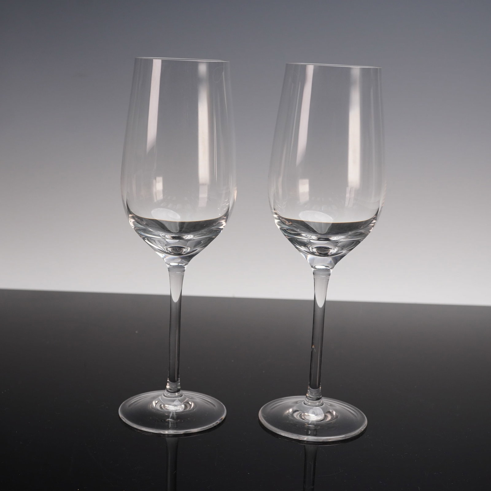 2pc Rosenthal Studio-Line Grand Cru Crystal Wine Glasses: Offered here is a set of two Rosenthal Studio-Line Grand Cru crystal wine glasses. Designed with sleek, elongated bowls and slender stems, these glasses highlight Rosenthal's modernist craftsmanship w