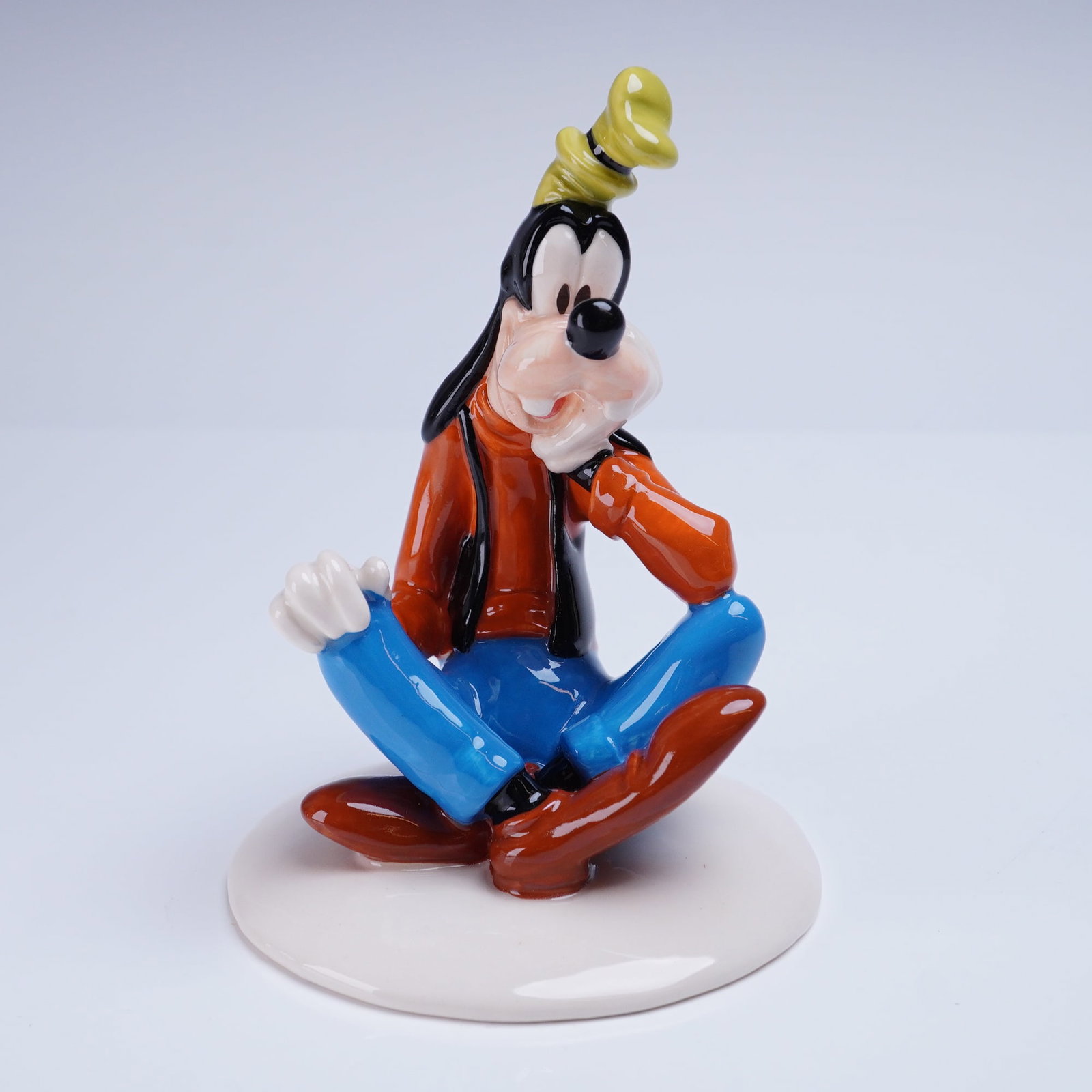 Royal Doulton Figurine, The Mickey Mouse Collection, Goofy MM 5 and Box: A highly-glazed polychrome porcelain figurine by Royal Doulton, titled 'Goofy MM 5', from The Mickey Mouse Collection, presented with its original packaging box, totaling two items. The figurine depic
