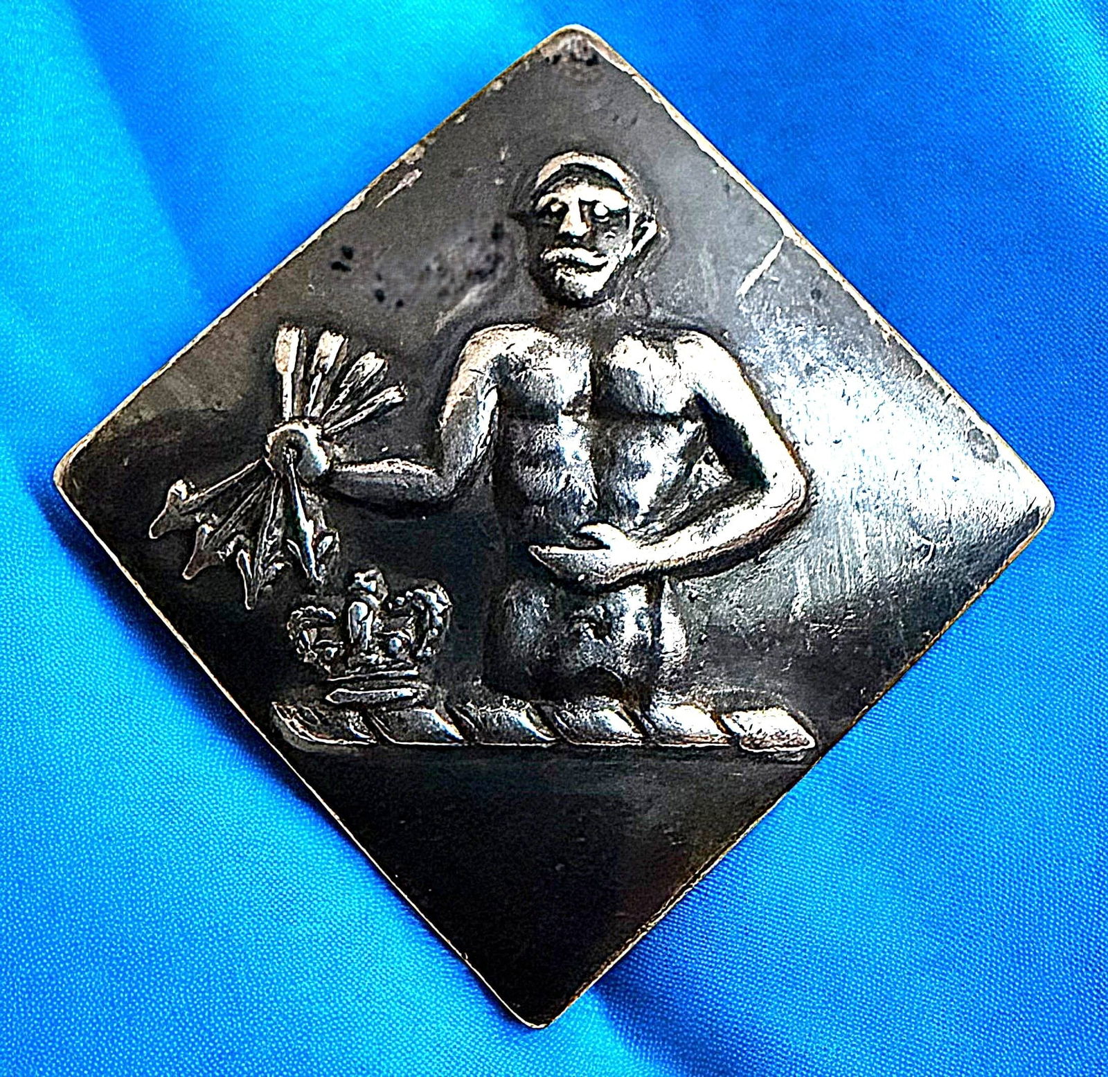 A DIVISION ONE PICTORIAL LIVERY SHAPE BUTTON: 1 Medium size 19th century scarce square Crest example. DimensionsSM=Less than 3/4", Medium=3/4" to 1 1/4". Large=1 1/4" and above, extra large=1 3/4" and above Date or EraDIVISION 1=PRE 1918 AND DIVI