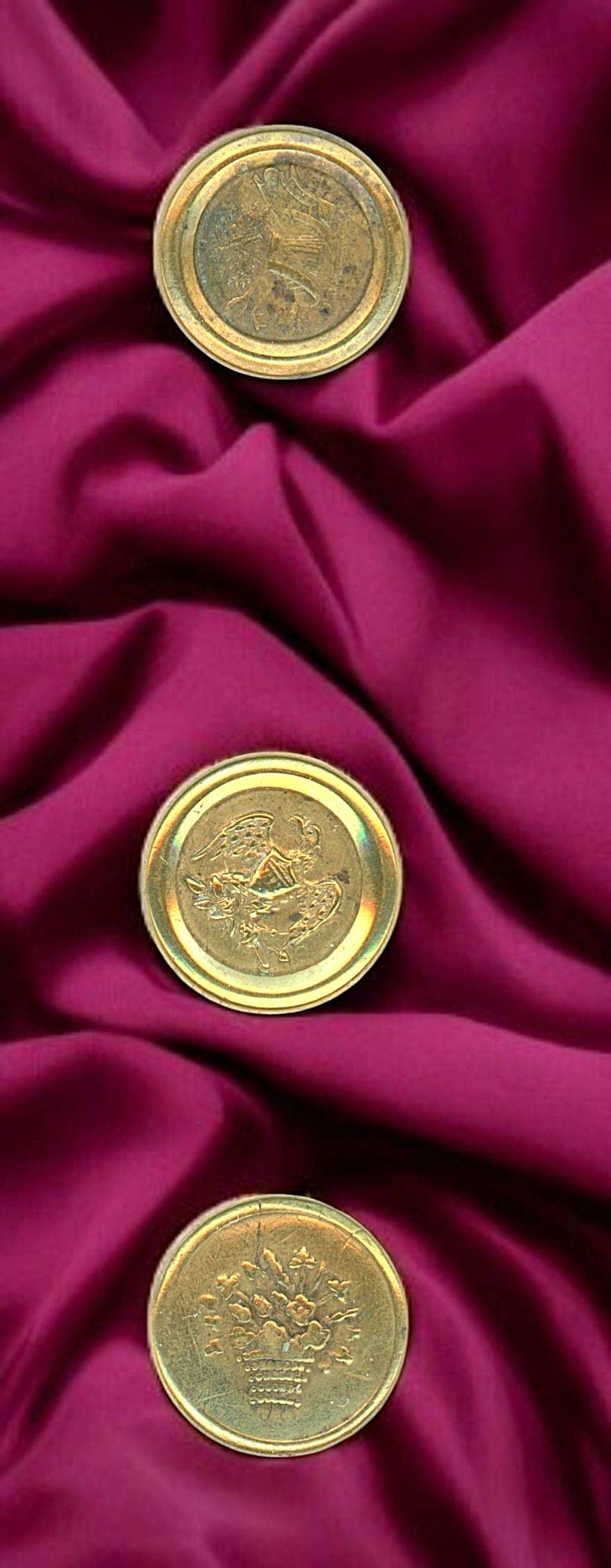 A SMALL CARD OF DIVISION ONE GILT BUTTONS: 3 Small early 19th century Jacksonian buttons. DimensionsSM=Less than 3/4", Medium=3/4" to 1 1/4". Large=1 1/4" and above, extra large=1 3/4" and above Date or EraDIVISION 1=PRE 1918 AND DIVISION 3 IS