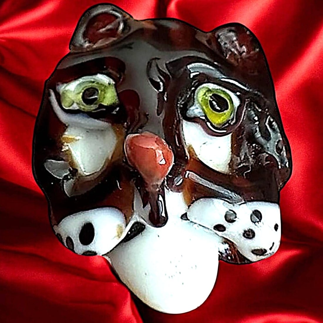 A DIVISION THREE STUDIO ARTIST GLASS BUTTON: 1 Large medium late 20th C. Example by Julie Clinton. DimensionsSM=Less than 3/4", Medium=3/4" to 1 1/4". Large=1 1/4" and above, extra large=1 3/4" and above Date or EraDIVISION 1=PRE 1918 AND DIVISI