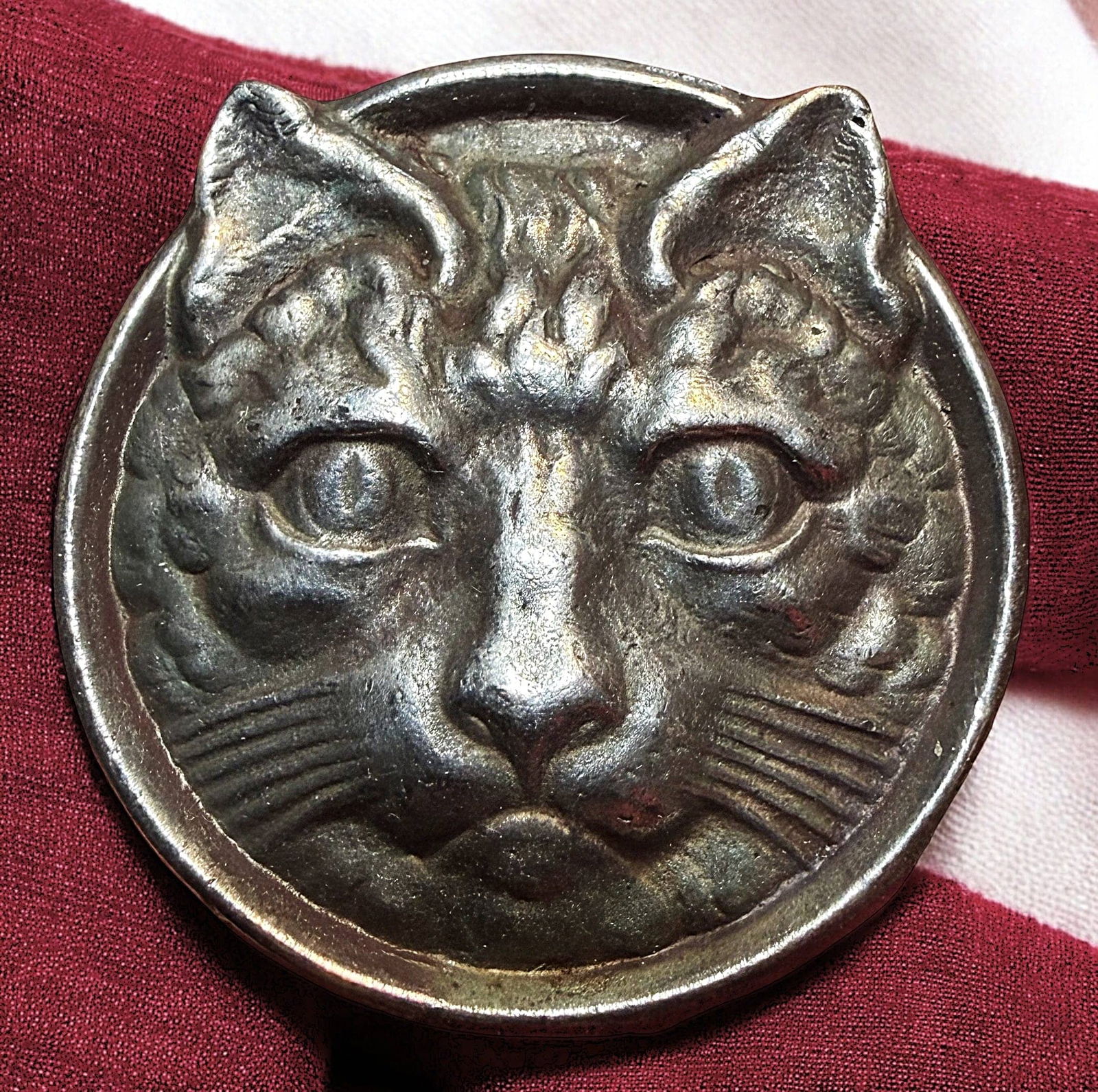 A DIVISION THREE METAL CAT BUTTON: 1 Large 20th century French White metal example. DimensionsSM=Less than 3/4", Medium=3/4" to 1 1/4". Large=1 1/4" and above, extra large=1 3/4" and above Date or EraDIVISION 1=PRE 1918 AND DIVISION 3