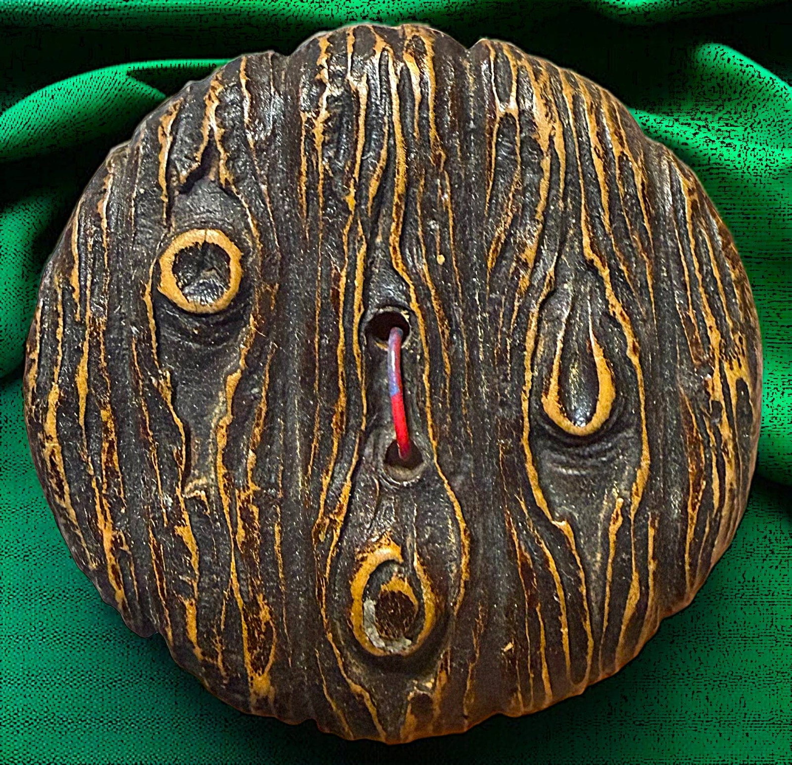 A DIVISION THREE PAINTED WOOD BITTON: 1 Large 1940's Burwood grain designed sew thru example. DimensionsSM=Less than 3/4", Medium=3/4" to 1 1/4". Large=1 1/4" and above, extra large=1 3/4" and above Date or EraDIVISION 1=PRE 1918 AND