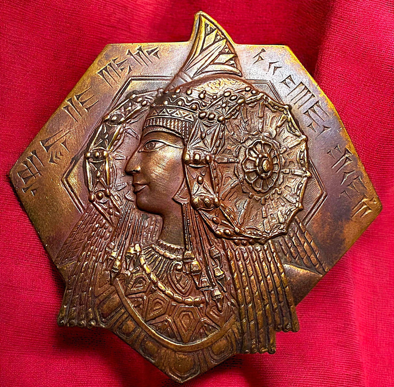 A DIVISION ONE EGYPTIAN REVIVAL BUTTON': 1 Extra Large early 20th century depicting an Egyptian Queen. DimensionsSM=Less than 3/4", Medium=3/4" to 1 1/4". Large=1 1/4" and above, extra large=1 3/4" and above Date or EraDIVISION 1=PRE 1918 AN