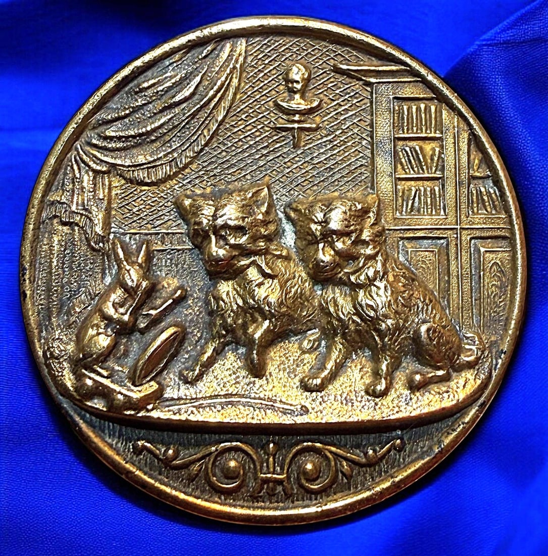 A DIVISION ONE PICTORIAL ANIMAL BUTTON.: 1 Large medium 19th century relief puppies example. DimensionsSM=Less than 3/4", Medium=3/4" to 1 1/4". Large=1 1/4" and above, extra large=1 3/4" and above Date or EraDIVISION 1=PRE 1918 AND DIVISION
