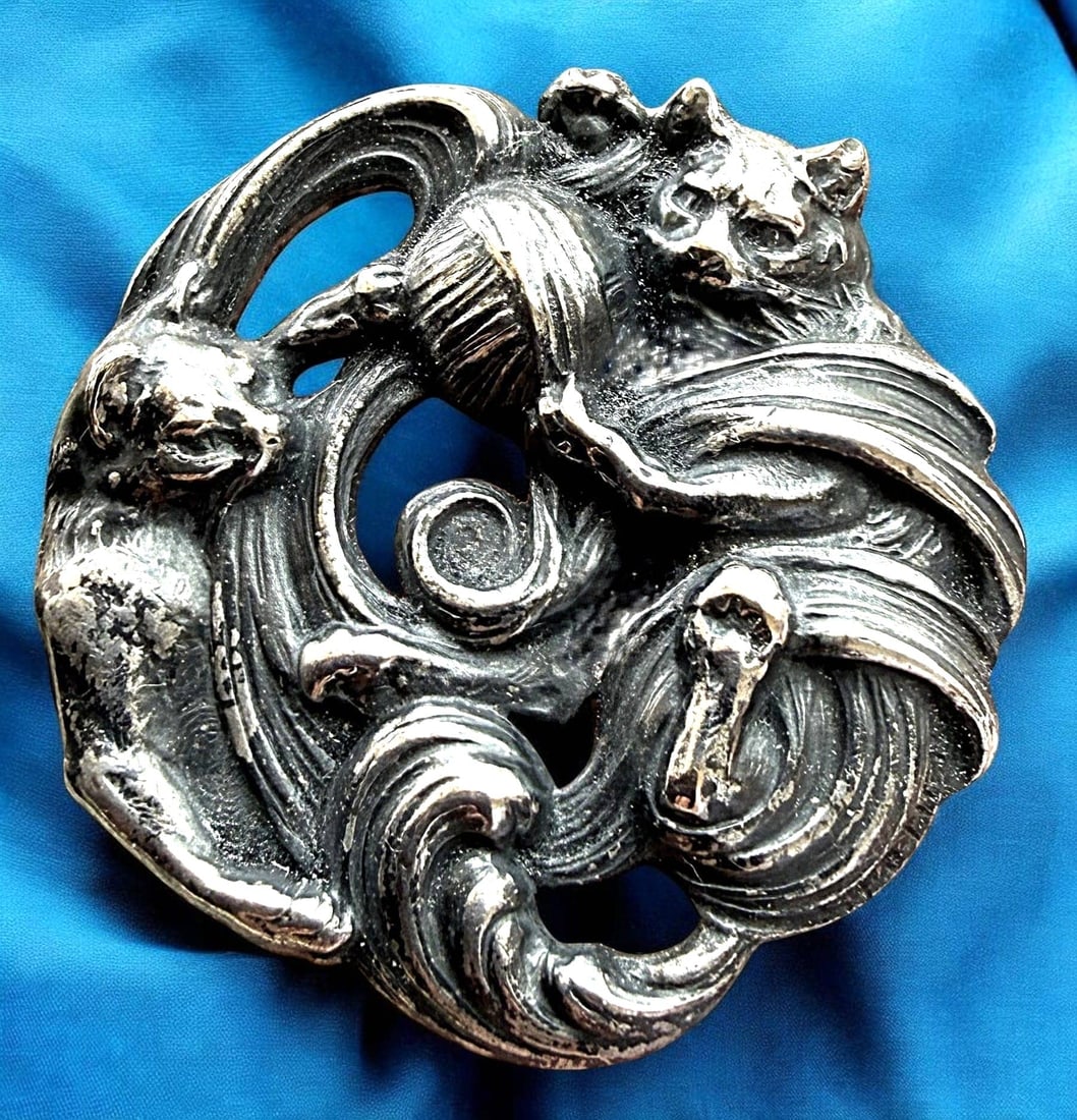 A DIVISION ONE REALISTIC SILVER PICTORIAL BUTTON: 1 Large medium early 20th century button of two cats playing. DimensionsSM=Less than 3/4", Medium=3/4" to 1 1/4". Large=1 1/4" and above, extra large=1 3/4" and above Date or EraDIVISION 1=PRE 1918 AN