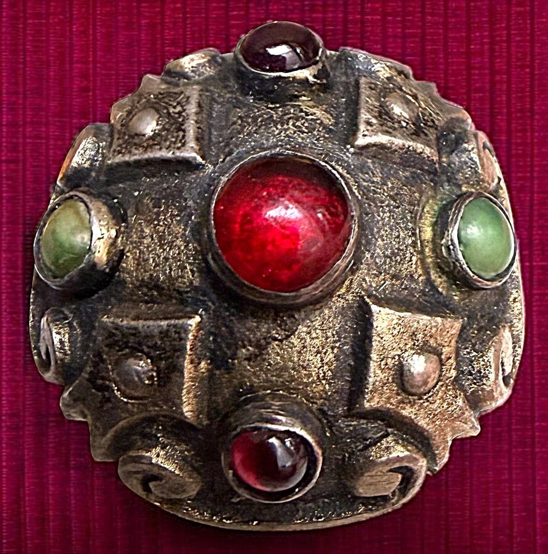 A DIVISION ONE JEWELED BUTTON FROM HUNGARY: 1 Large medium 17th century gemstone in metal example. DimensionsSM=Less than 3/4", Medium=3/4" to 1 1/4". Large=1 1/4" and above, extra large=1 3/4" and above Date or EraDIVISION 1=PRE 1918 AND DIVIS