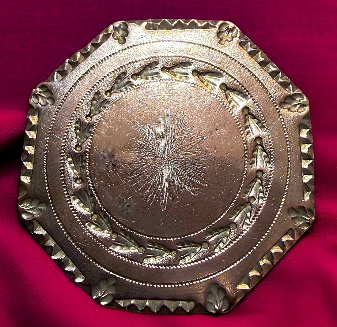 A DIVISION ONE SHAPED COPPER ENGRAVED BUTTON: 1 Large 8 sided 18th century 7 border example including BEES. DimensionsSM=Less than 3/4", Medium=3/4" to 1 1/4". Large=1 1/4" and above, extra large=1 3/4" and above Date or EraDIVISION 1=PRE 1918 AN