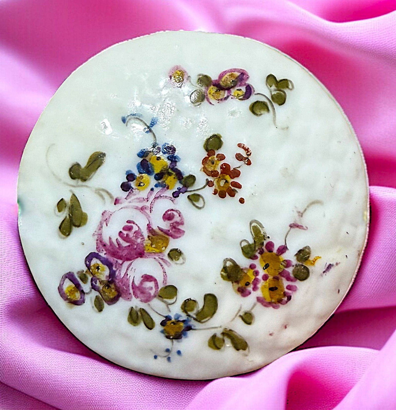 A DIVISION ONE HAND PAINTED CERAMIC BUTTON: 1 Large-Medium 18th century Mennecy attributed example. DimensionsSM=Less than 3/4", Medium=3/4" to 1 1/4". Large=1 1/4" and above, extra large=1 3/4" and above Date or EraDIVISION 1=PRE 1918 AND