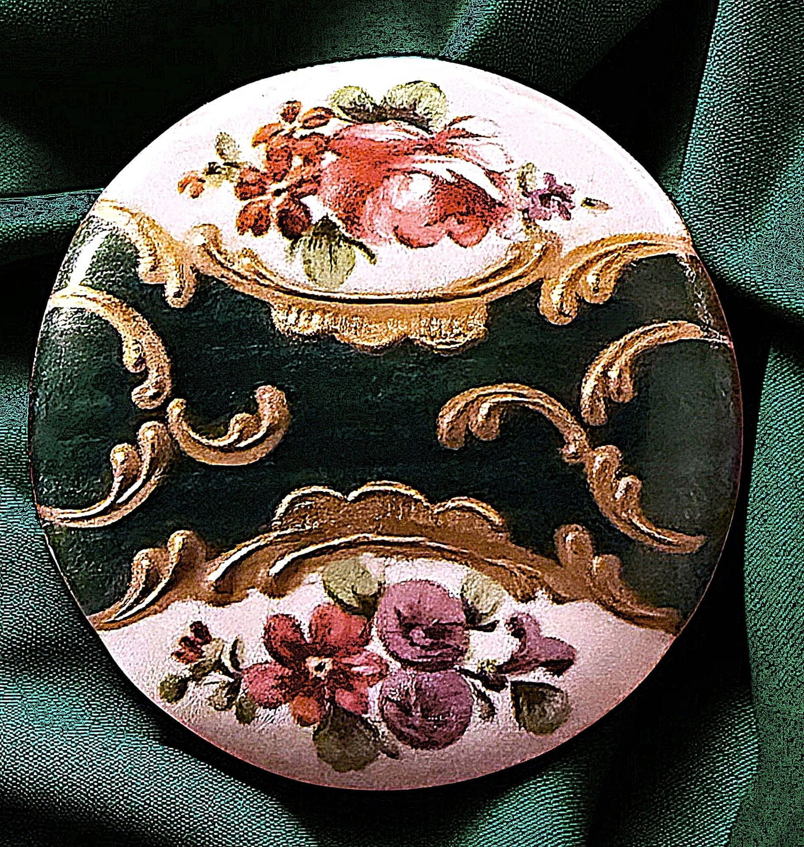 A DIVISION ONE COUNTER ENAMELED FLORAL BUTTON: 1 Large size 18th century GUILLOCHE and EMAUX PEINTS example. DimensionsSM=Less than 3/4", Medium=3/4" to 1 1/4". Large=1 1/4" and above, extra large=1 3/4" and above Date or EraDIVISION 1=PRE 1918 AN