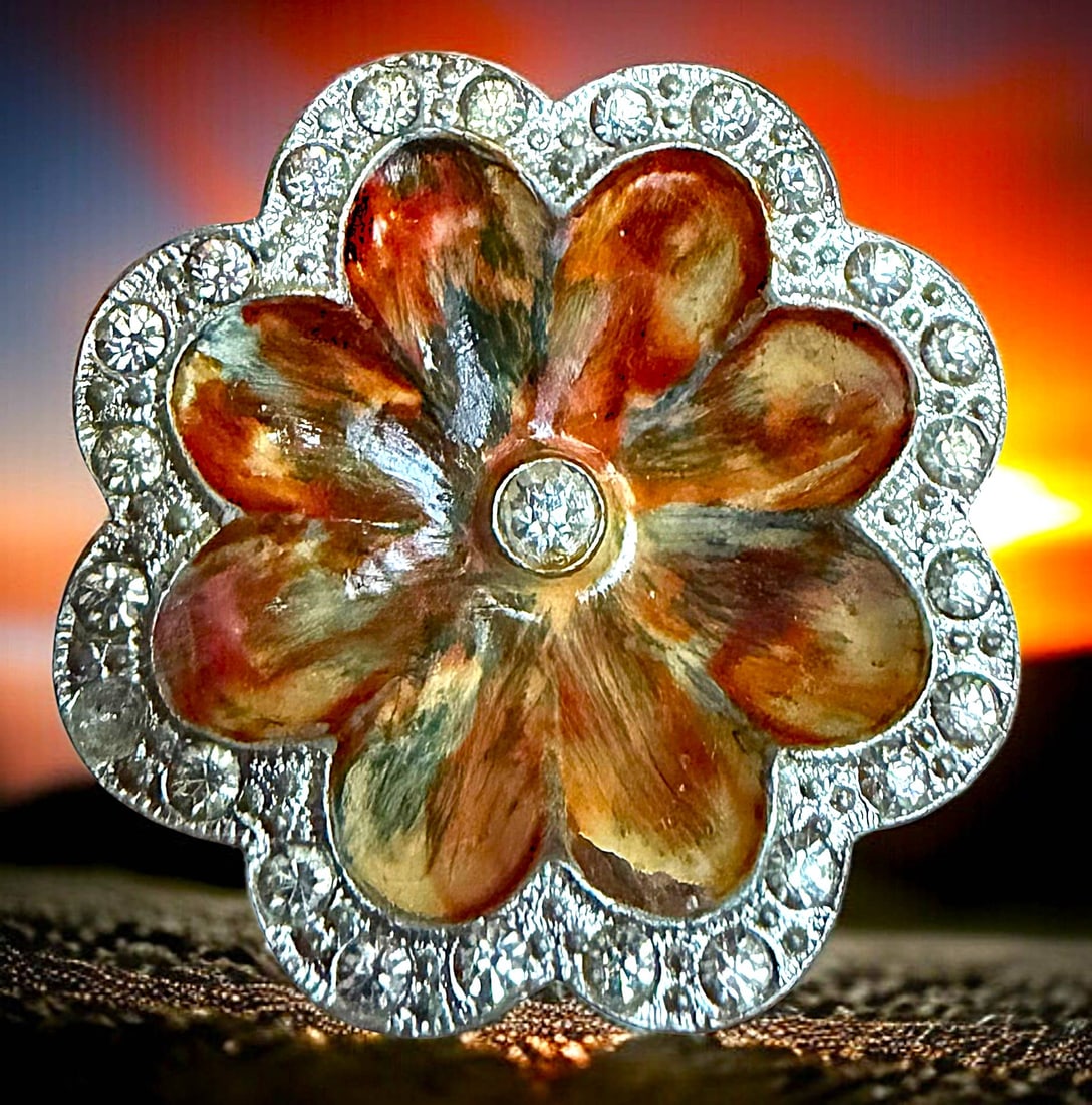 A DIVISION ONE SCALLOPED ENAMEL BUTTON: 1 Large early 20th century paste bordered example. DimensionsSM=Less than 3/4", Medium=3/4" to 1 1/4". Large=1 1/4" and above, extra large=1 3/4" and above Date or EraDIVISION 1=PRE 1918 AND