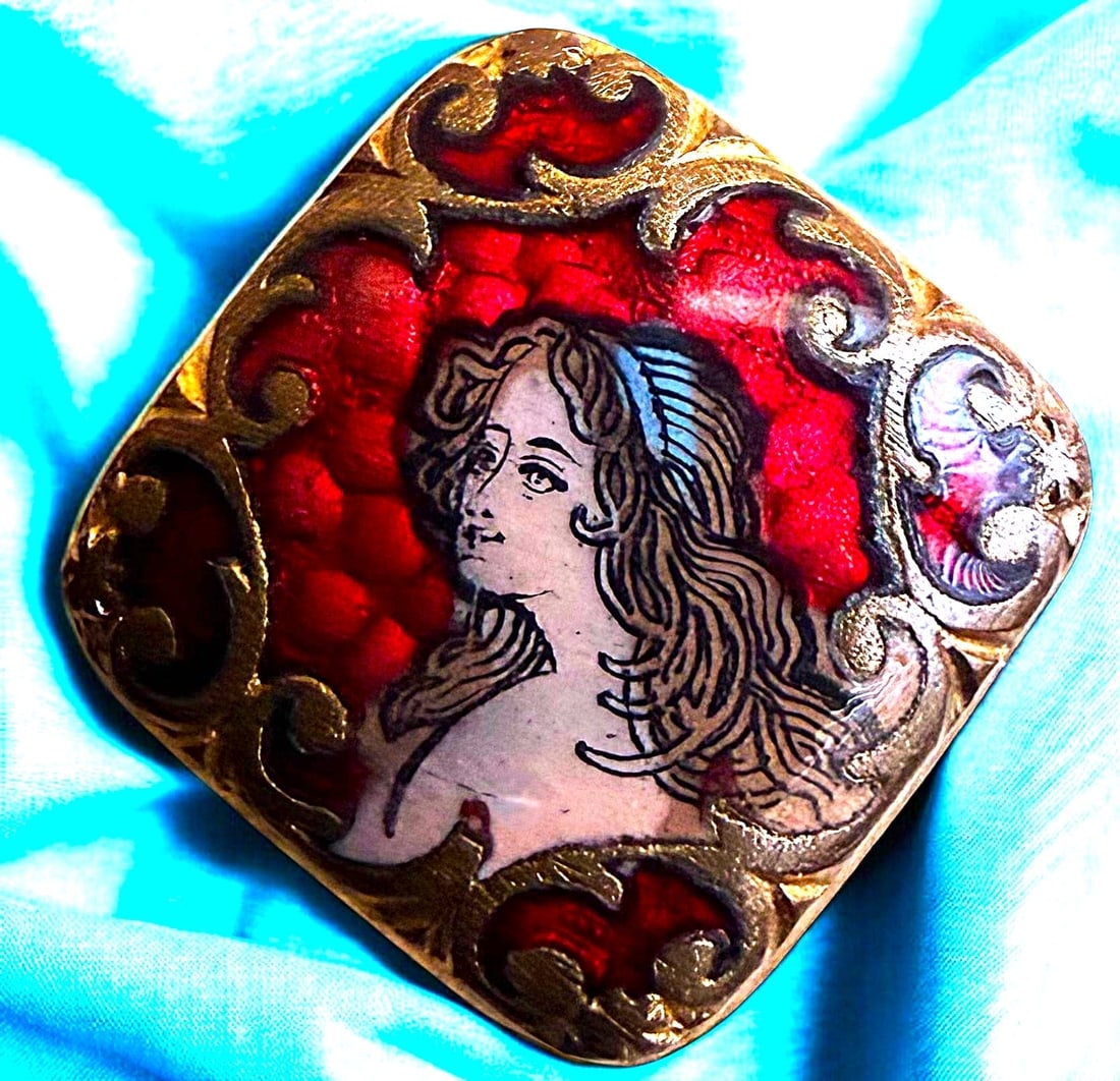 A NICE DIVISION ONE MULTI ENAMEL TECHNIQUE BUTTON: 1 Small 19th century Basse Taille and Emaux Peints example. DimensionsSM=Less than 3/4", Medium=3/4" to 1 1/4". Large=1 1/4" and above, extra large=1 3/4" and above Date or EraDIVISION 1=PRE 1918 AND