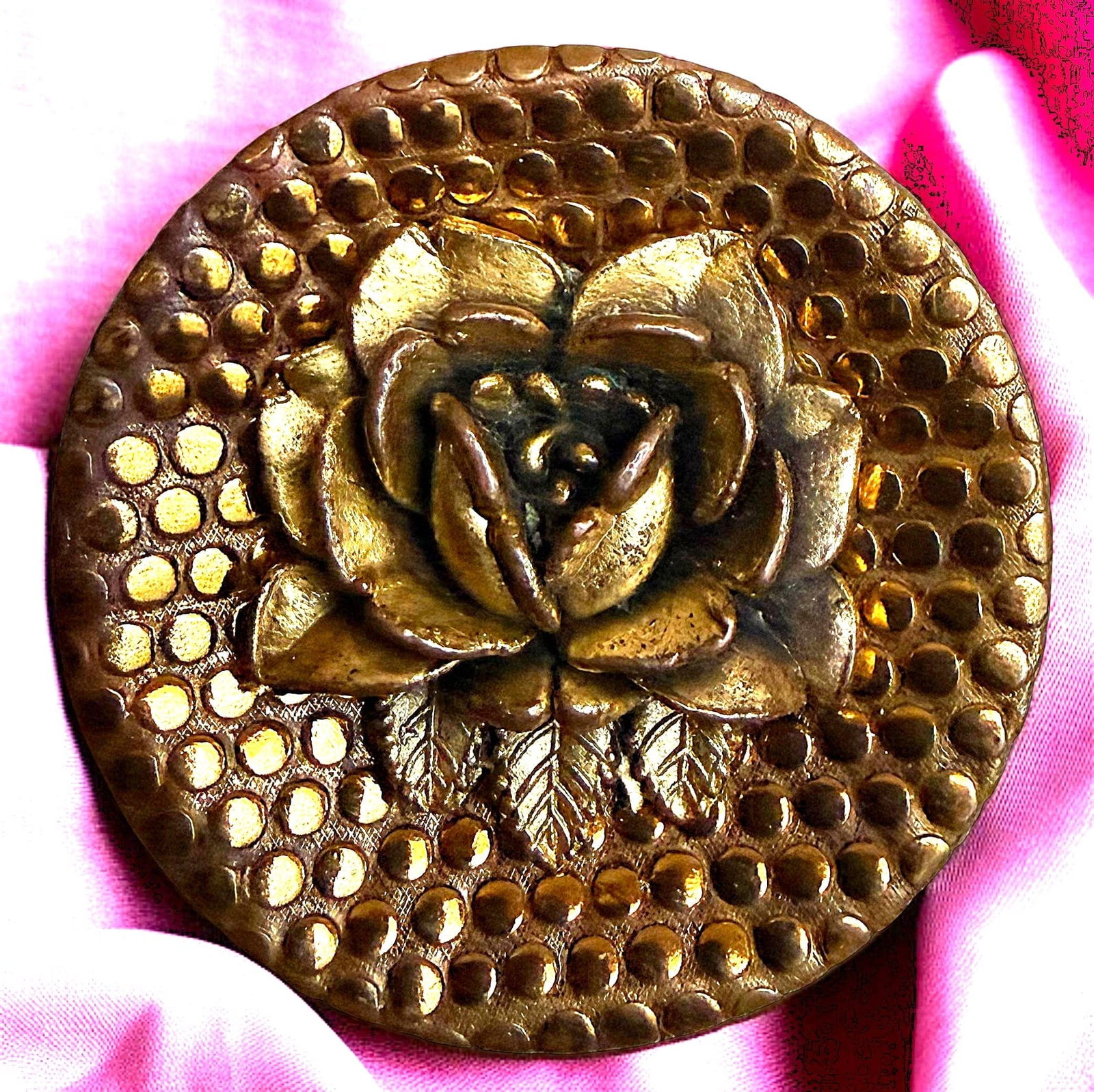 A DIVISION ONE BRASS PICTORIAL BUTTON: 1 Extra Large early 20th century detailed rose button. DimensionsSM=Less than 3/4", Medium=3/4" to 1 1/4". Large=1 1/4" and above, extra large=1 3/4" and above Date or EraDIVISION 1=PRE 1918 AND DIVIS