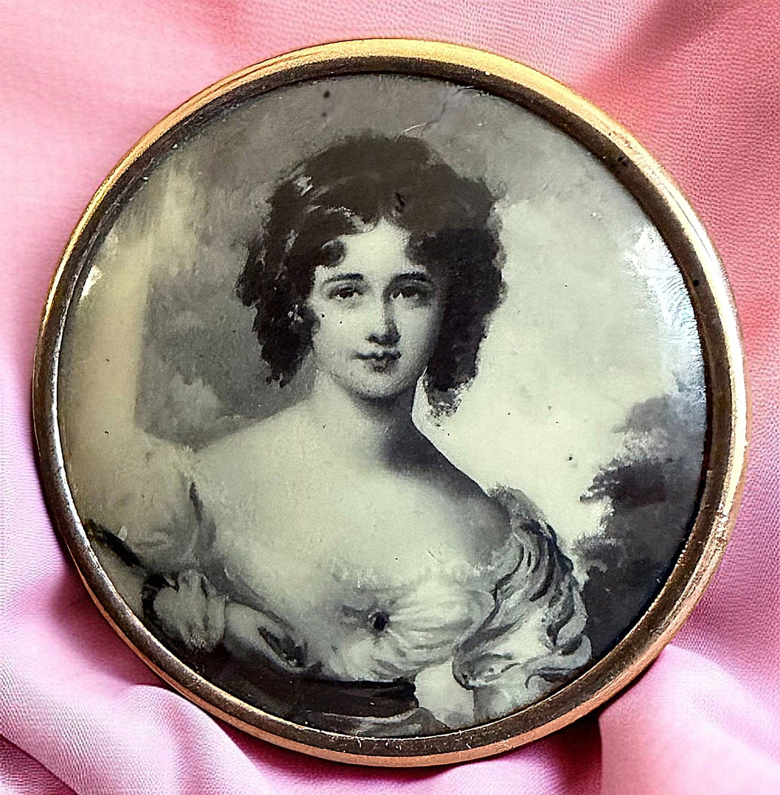 A DIVISION ONE PHOTOGRAPHIC LITHO BUTTON: 1 Large medium 19th century angelic young women example. DimensionsSM=Less than 3/4", Medium=3/4" to 1 1/4". Large=1 1/4" and above, extra large=1 3/4" and above Date or EraDIVISION 1=PRE 1918 AND DIV