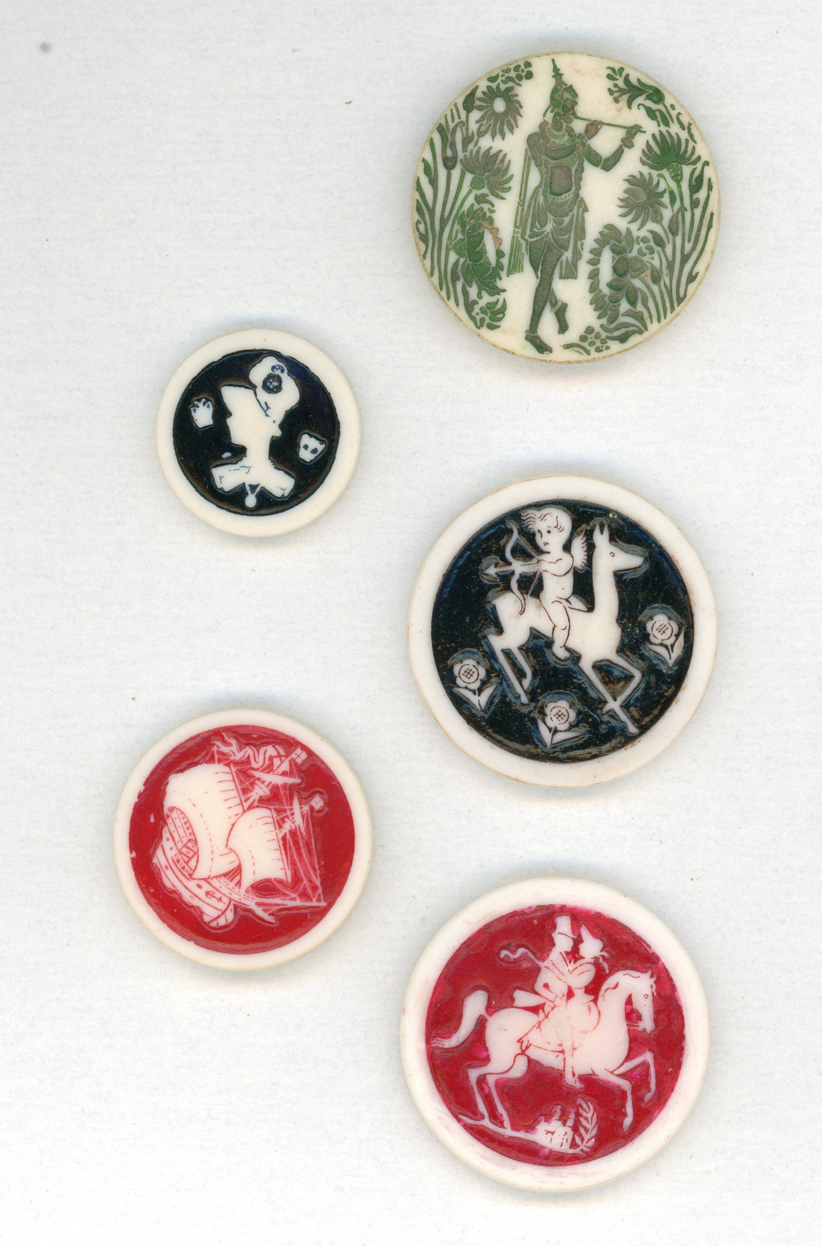 A SMALL CARD OF ENGLISH PLASTIC PICTORIAL BUTTONS: 5 Medium/Large 20th century examples of Artid Plastic buttons. DimensionsSM=Less than 3/4", Medium=3/4" to 1 1/4". Large=1 1/4" and above, extra large=1 3/4" and above Date or EraDIVISION 1=PRE 1918