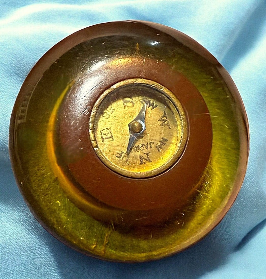 A DIVISION THREE BAKELITE OBJECT BUTTON: 1 Large 1940's laminated Bakelite & compass center example. DimensionsSM=Less than 3/4", Medium=3/4" to 1 1/4". Large=1 1/4" and above, extra large=1 3/4" and above Date or EraDIVISION 1=PRE 1918 AND