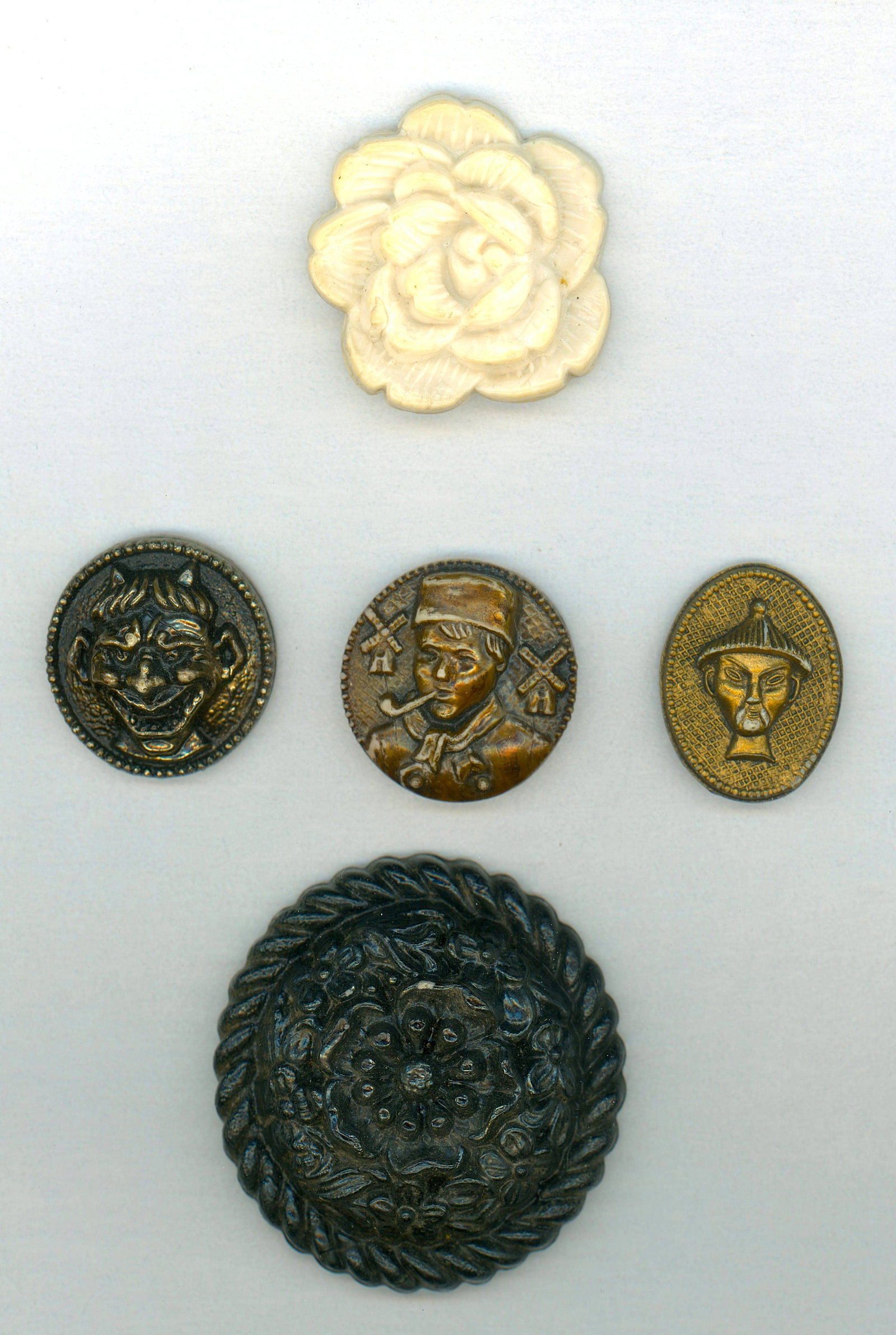 A SMALL CARD OF DIVISION THREE PLASTIC BUTTONS: 5 Medium/Large pictorial "Diamond D" examples. DimensionsSM=Less than 3/4", Medium=3/4" to 1 1/4". Large=1 1/4" and above, extra large=1 3/4" and above Date or EraDIVISION 1=PRE 1918 AND DIVISION 3