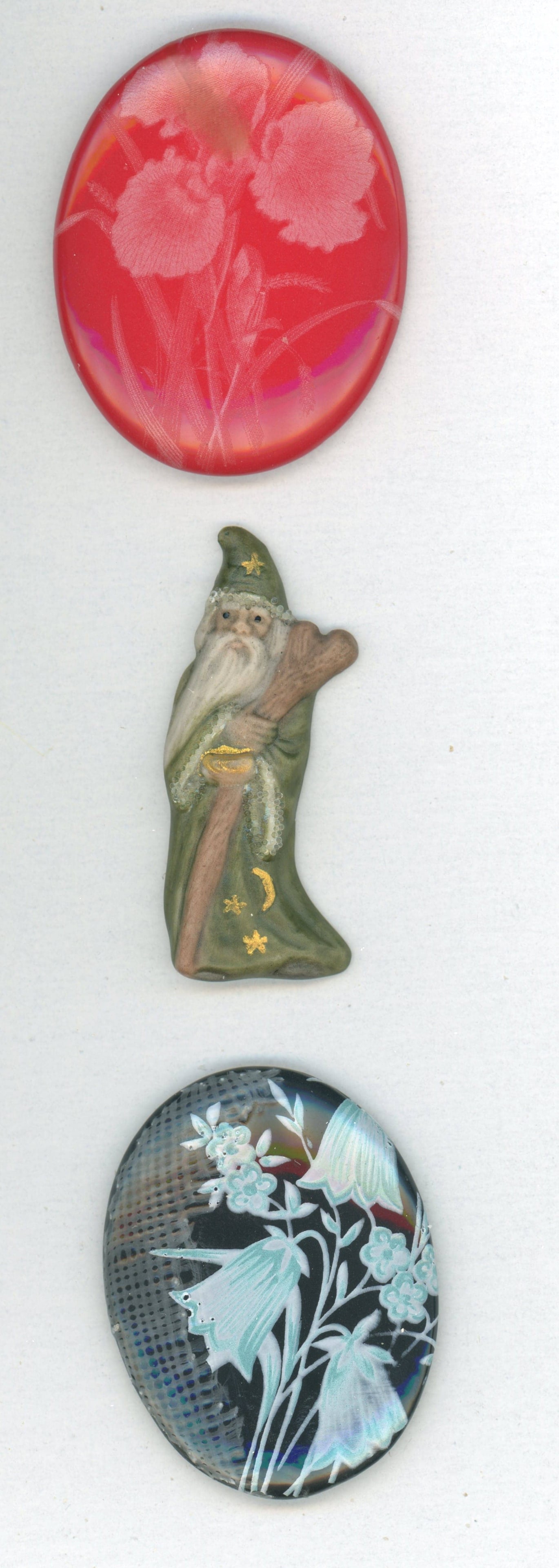 A SMALL CARD OF STUDIO ARTIST CERAMIC BUTTONS: 3 Large 20th/21st C. examples by Connie Robinson. DimensionsSM=Less than 3/4", Medium=3/4" to 1 1/4". Large=1 1/4" and above, extra large=1 3/4" and above Date or EraDIVISION 1=PRE 1918 AND DIVISION 3