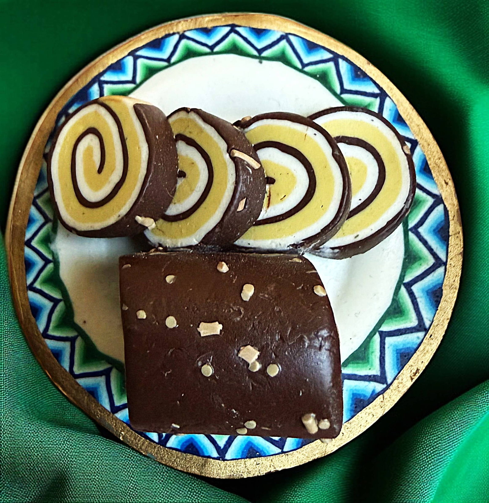 A DIVISION THREE STUDIO ARTIST BUTTON: 1 Large 20th century plate of desert example. DimensionsSM=Less than 3/4", Medium=3/4" to 1 1/4". Large=1 1/4" and above, extra large=1 3/4" and above Date or EraDIVISION 1=PRE 1918 AND DIVISION 3