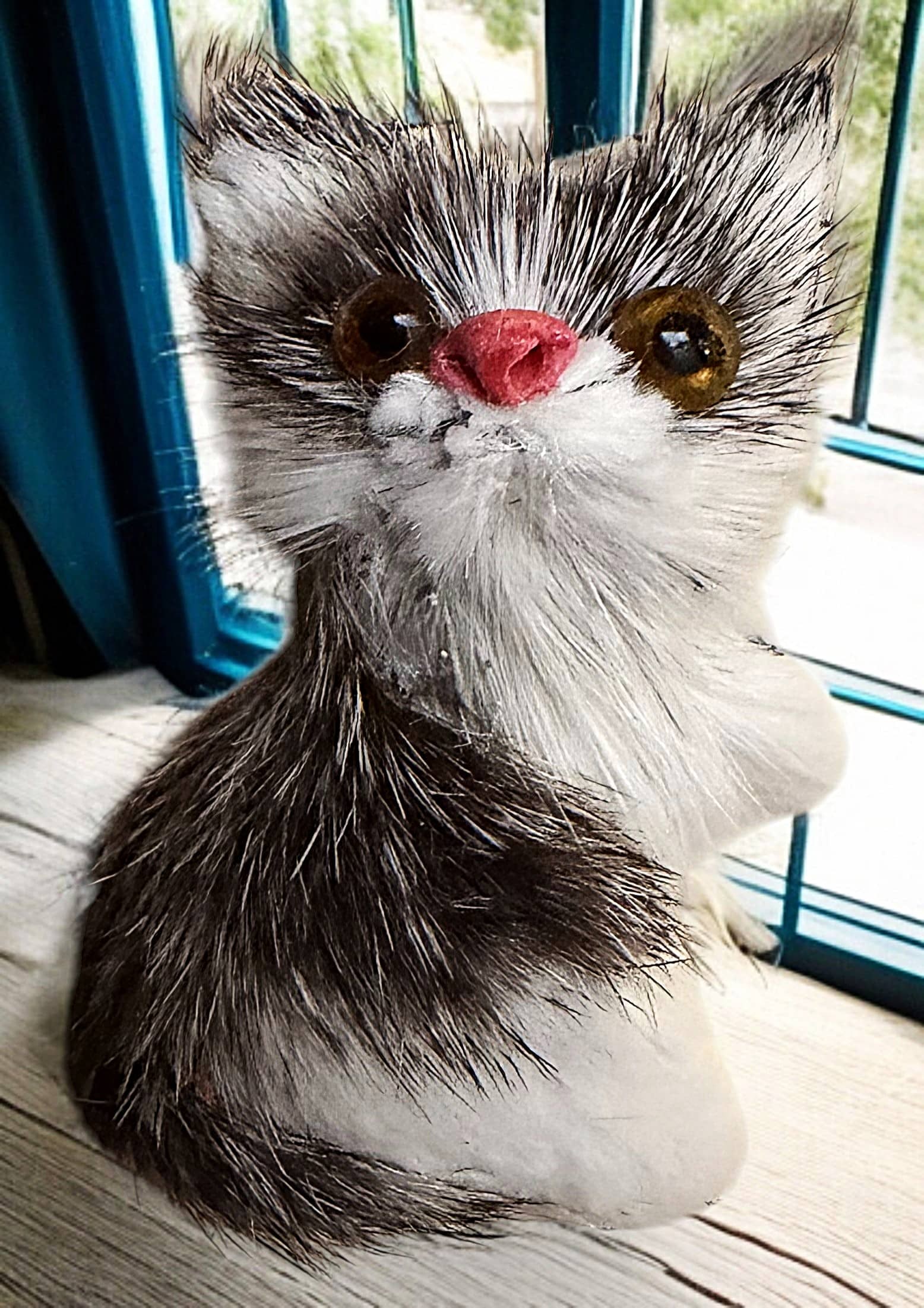 A DIVISION THREE STUDIO ARTIST BUTTON: 1 Large 20th century furry glass eyed cat button. DimensionsSM=Less than 3/4", Medium=3/4" to 1 1/4". Large=1 1/4" and above, extra large=1 3/4" and above Date or EraDIVISION 1=PRE 1918 AND DIVISION 3