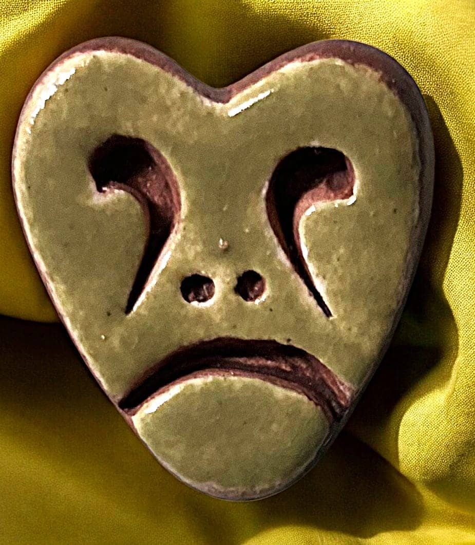 A DIVISION THREE PICTORIAL CERAMIC BUTTOIN: 1 Large Medium 20th century realistic Sammoth Pottery example. DimensionsSM=Less than 3/4", Medium=3/4" to 1 1/4". Large=1 1/4" and above, extra large=1 3/4" and above Date or EraDIVISION 1=PRE 1918