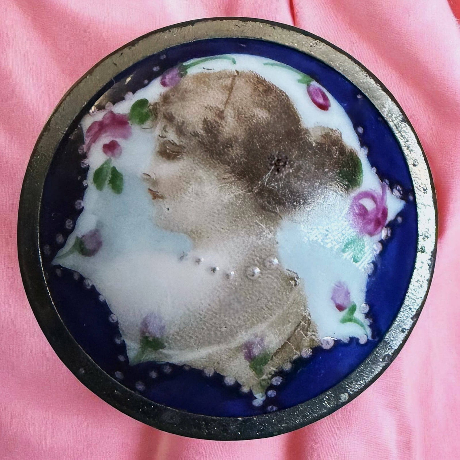 A DIVISION ONE HAND PAINTED PORCELAIN IN METAL BUTTON: 1 Large 19th century domed example in a nice array of colors. DimensionsSM=Less than 3/4", Medium=3/4" to 1 1/4". Large=1 1/4" and above, extra large=1 3/4" and above Date or EraDIVISION 1=PRE 1918 AN