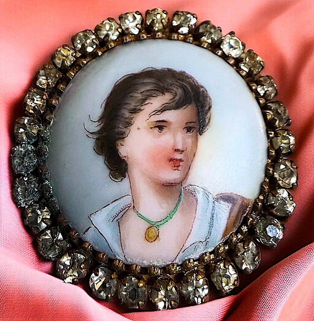 A DIVISION ONE PASTE BORDERED PORCELAIN BUTTON: 1 Large 19th century hand painted example. DimensionsSM=Less than 3/4", Medium=3/4" to 1 1/4". Large=1 1/4" and above, extra large=1 3/4" and above Date or EraDIVISION 1=PRE 1918 AND DIVISION 3 IS AFT
