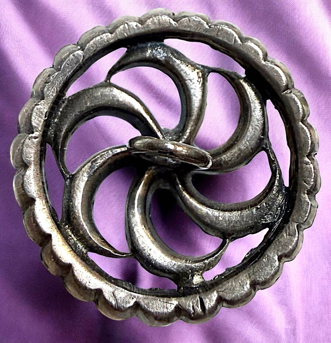 A DIVISION ONE SPARKLING "GLiTZ" BUTTON - 2