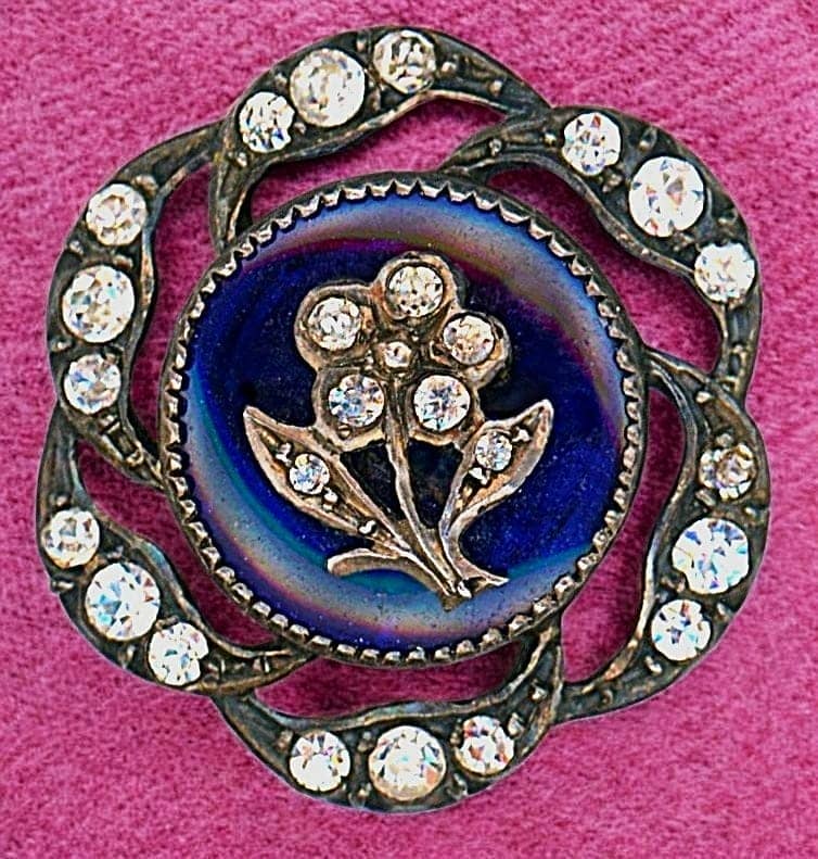 A DIVISION ONE GLASS IN METAL PICTORIAL BUTTON: 1 Medium late 18th century cobalt blue glass and paste example. DimensionsSM=Less than 3/4", Medium=3/4" to 1 1/4". Large=1 1/4" and above, extra large=1 3/4" and above Date or EraDIVISION 1=PRE 1918