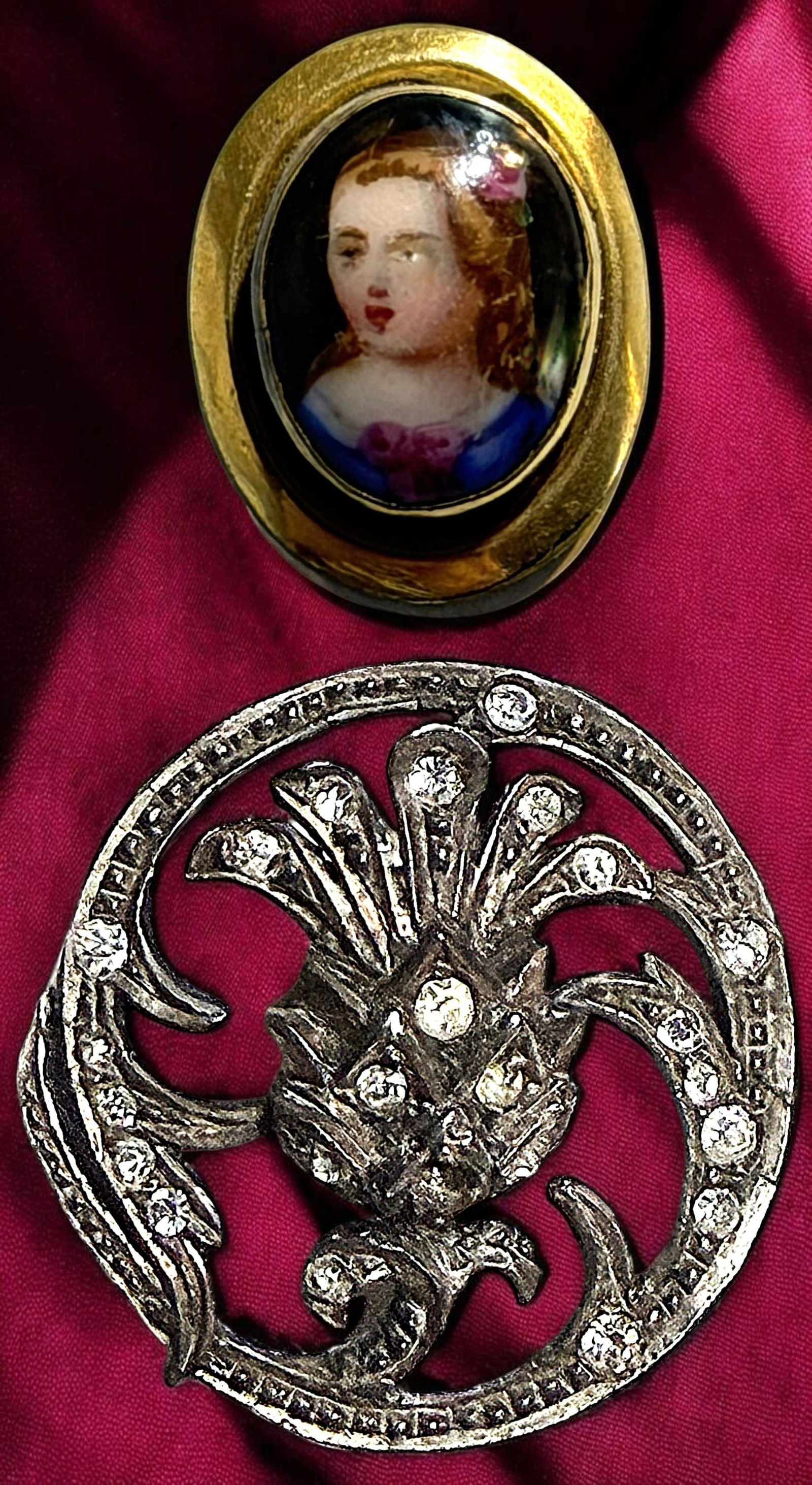 A SMALL CARD OF DIVISION ONE IN METAL BUTTONS: 2 Small/Medium 19th century Glitz and Porcelain buttons. DimensionsSM=Less than 3/4", Medium=3/4" to 1 1/4". Large=1 1/4" and above, extra large=1 3/4" and above Date or EraDIVISION 1=PRE 1918 AND DIV