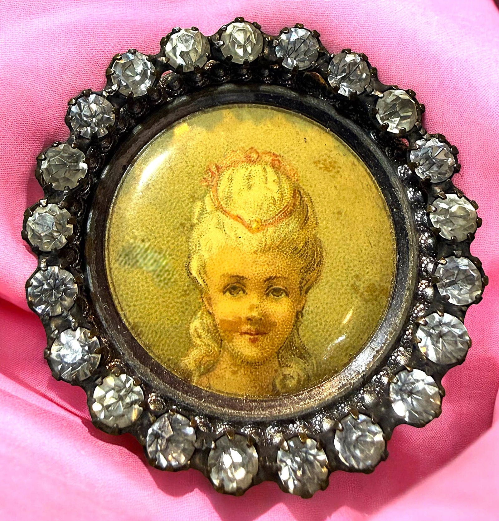 A DIVISION ONE LOVELY LADIES HEAD BUTTON: 1 Large late 19th C. paste bordered lithograph example. DimensionsSM=Less than 3/4", Medium=3/4" to 1 1/4". Large=1 1/4" and above, extra large=1 3/4" and above Date or EraDIVISION 1=PRE 1918 AND DIVI