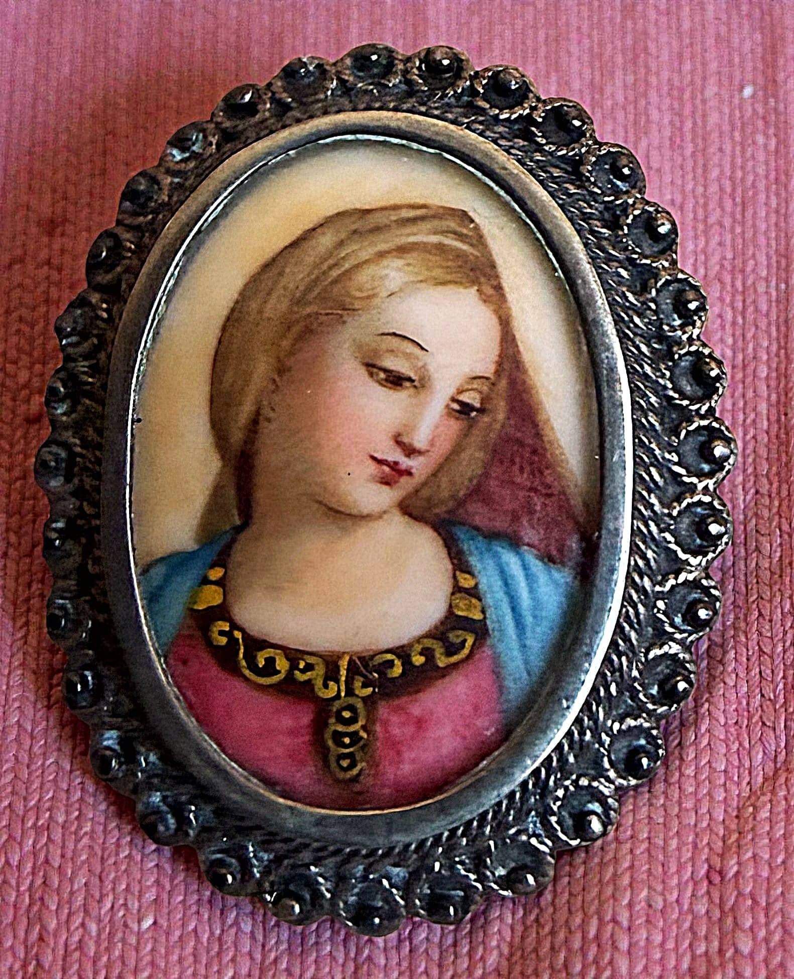 A DIVISION ONE HAND PAINTED UNDER GLASS BUTTON: 1 Medium late 19th early 20th century oval figural example. DimensionsSM=Less than 3/4", Medium=3/4" to 1 1/4". Large=1 1/4" and above, extra large=1 3/4" and above Date or EraDIVISION 1=PRE 1918