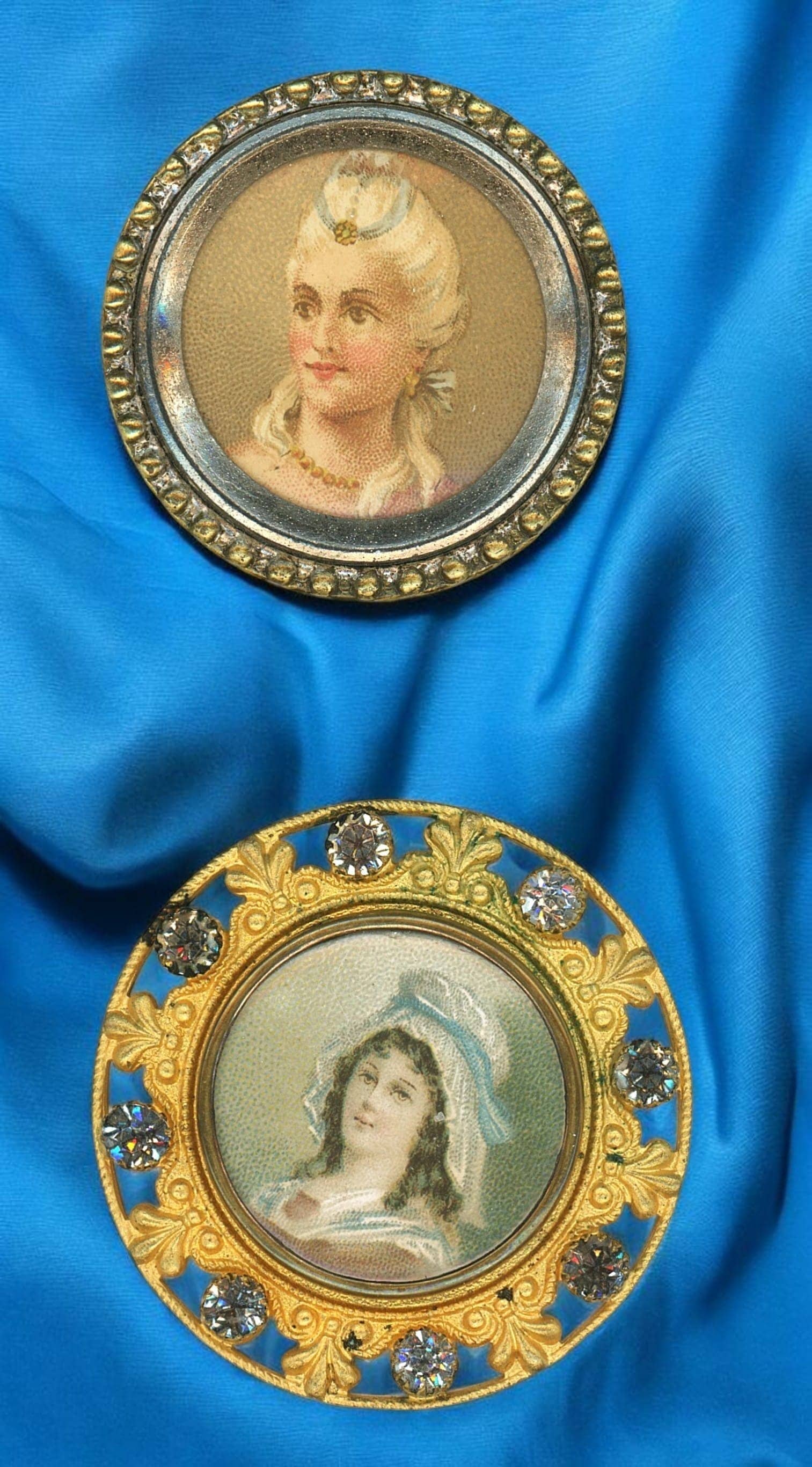 A SMALL CARD OF DIVISION ONE FEMALE BUTTONS: 2 Medium/Large 19th century lithos under glass or celluloid examples. DimensionsSM=Less than 3/4", Medium=3/4" to 1 1/4". Large=1 1/4" and above, extra large=1 3/4" and above Date or EraDIVISION 1=PRE